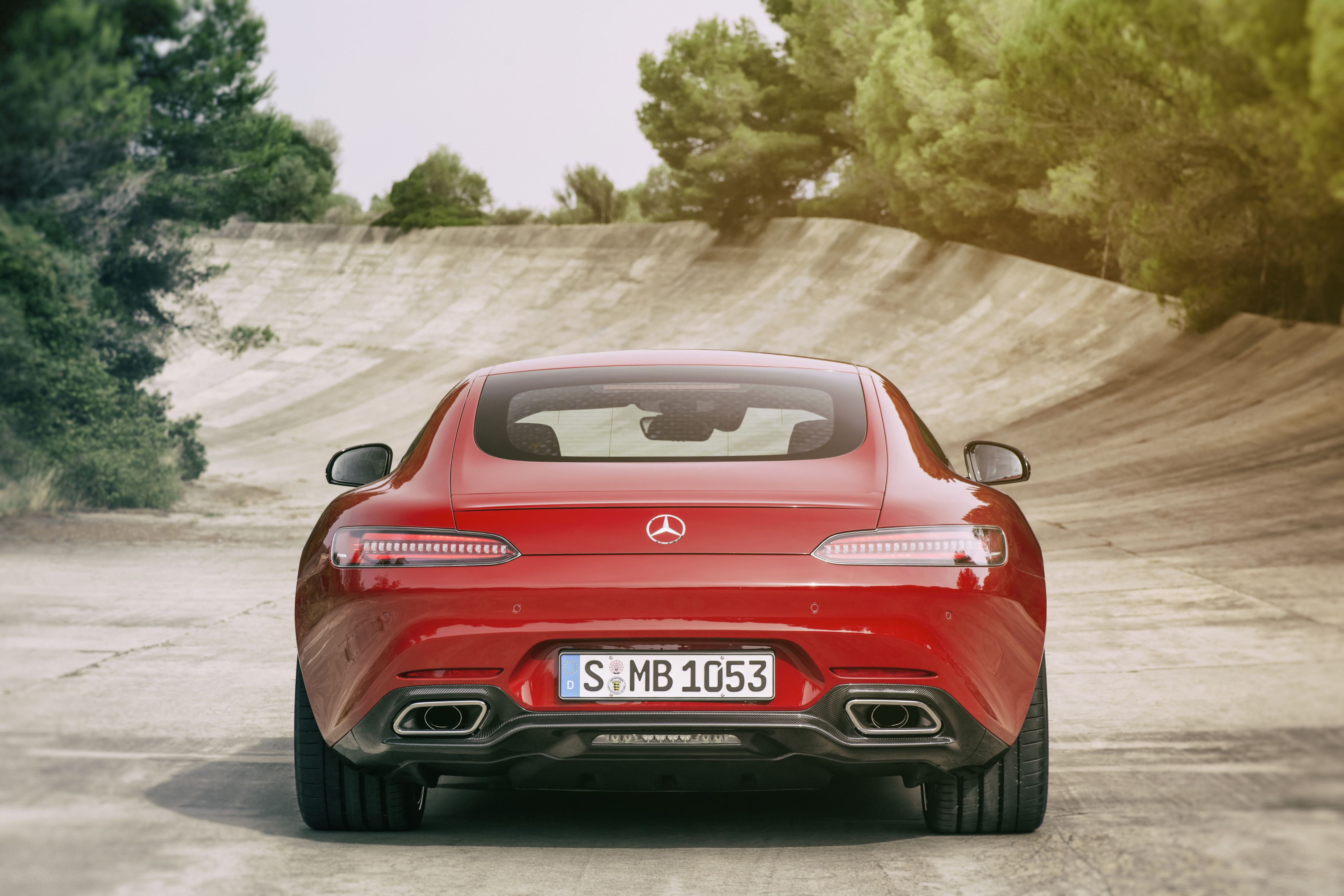 Nowy mercedes-AMG GT będzie dostępny w dwóch wersjach - 462-konnej (600 Nm) i mocniejszej, oznaczonej literą S o mocy 510 KM (650 Nm). Napęd trafi na tylne koła za pośrednictwem siedmiostopniowej przekładni.
