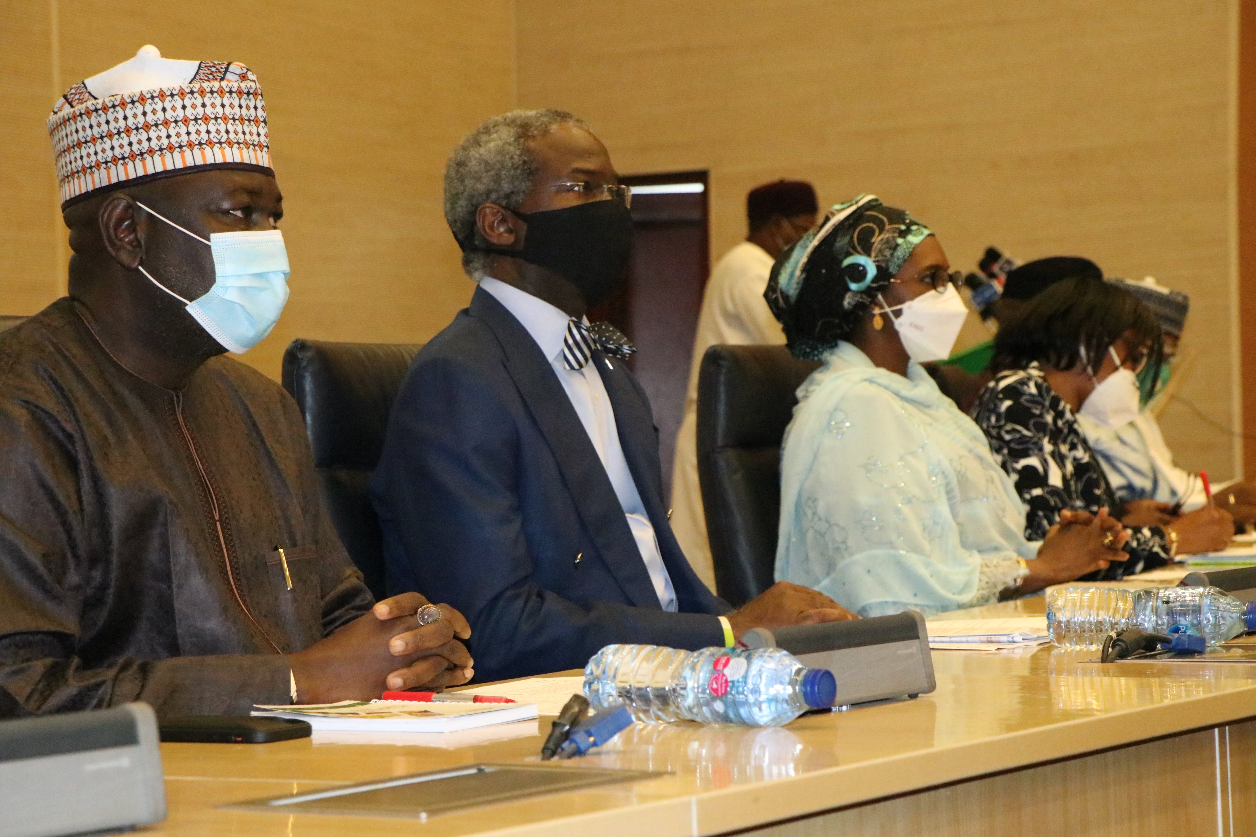 Mr Babatunde Fashola, Minister of Works and Housing; Minister of State, Engr Abubakar D.Aliyu; Minister of Minister of Finance, Budget and National Planning, Mrs Zainab S Ahmed and other government functionaries at the handing over ceremony. [Twitter/@FMWHNIG]