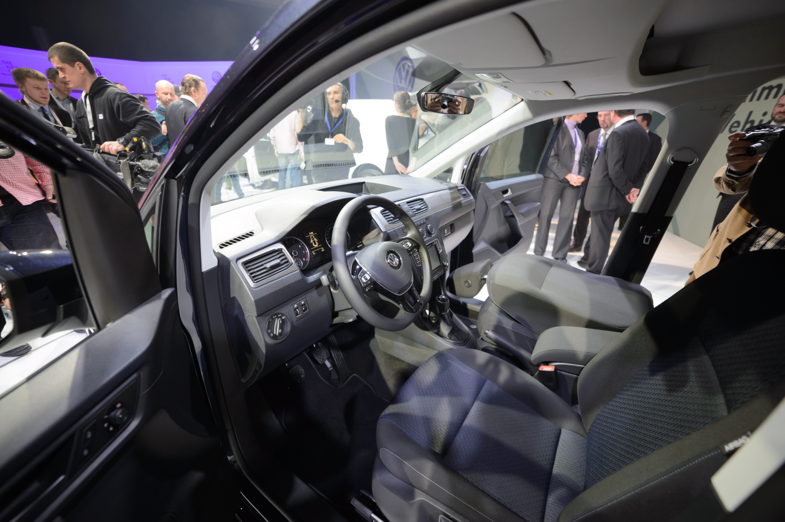 Nowy caddy może być wyposażony w system monitorowania otoczenia Front Assist, w skład którego wchodzi układ awaryjnego hamowania w mieście. <br></br> <em>Jeśli kierowca, jadąc z prędkością do 30 km/h, nie zauważy przeszkody znajdującej się na drodze, system automatycznie przyhamuje samochód. W idealnym przypadku można dzięki niemu wyeliminować wypadki polegające na najechaniu na przeszkodę. Ponadto, osobowe wersje caddy, oprócz bocznych poduszek powietrznych wyposażono także w poduszki kurtynowe</em> - opisuje Tonder.
