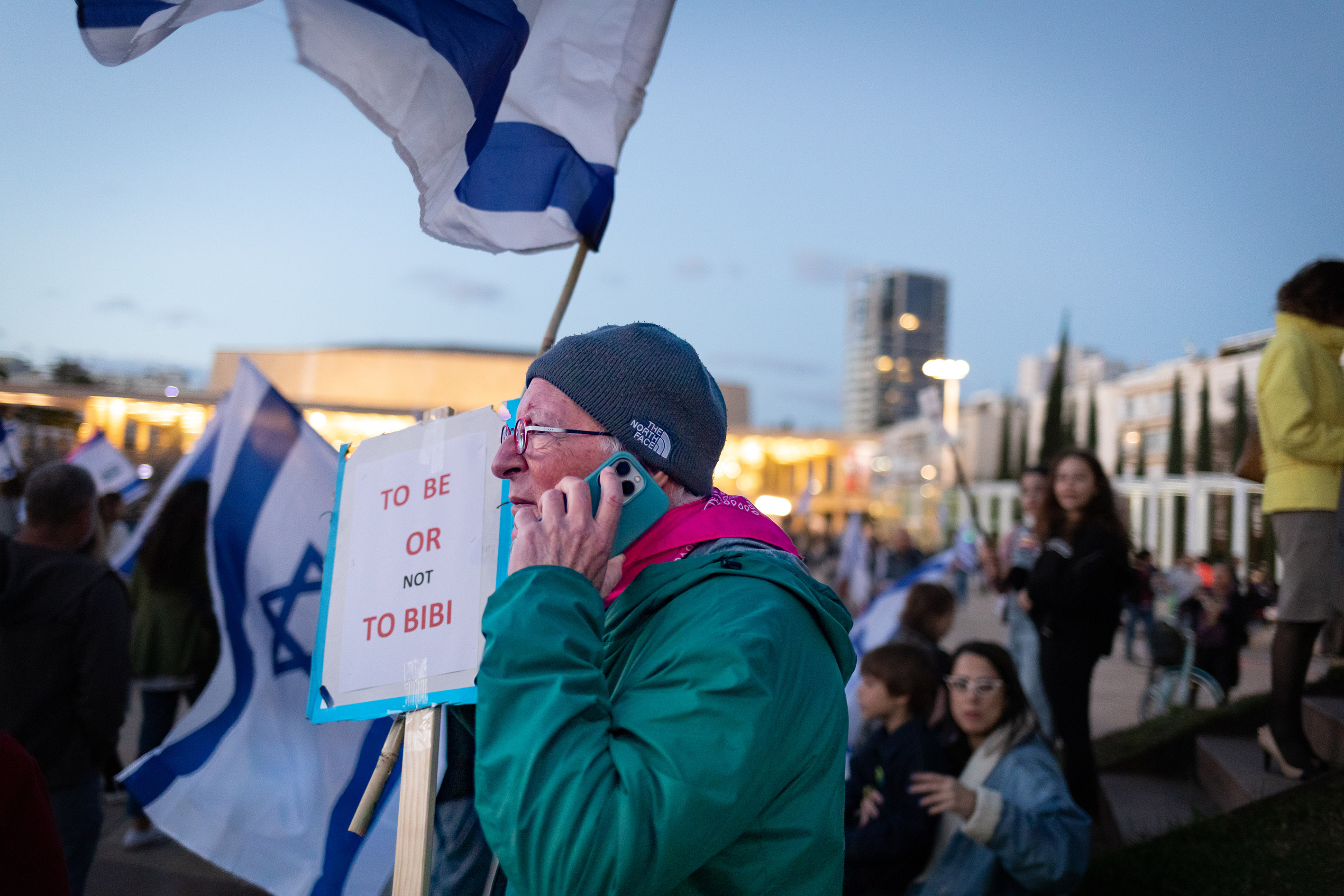 Uczestniczący w protestach Izraelczycy wykazują się niezwykłą inwencją w tworzeniu haseł. Szekspirowskie „być albo nie być” w wersji izraelskiej to mistrzostwo świata. Premier Netanjahu to „Dick-tator”