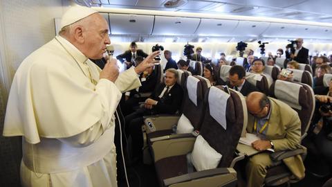 Pa­pież Fran­ci­szek na spo­tka­niu z dzien­ni­ka­rza­mi pod­czas lotu z Korei Po­łu­dnio­wej - PAP