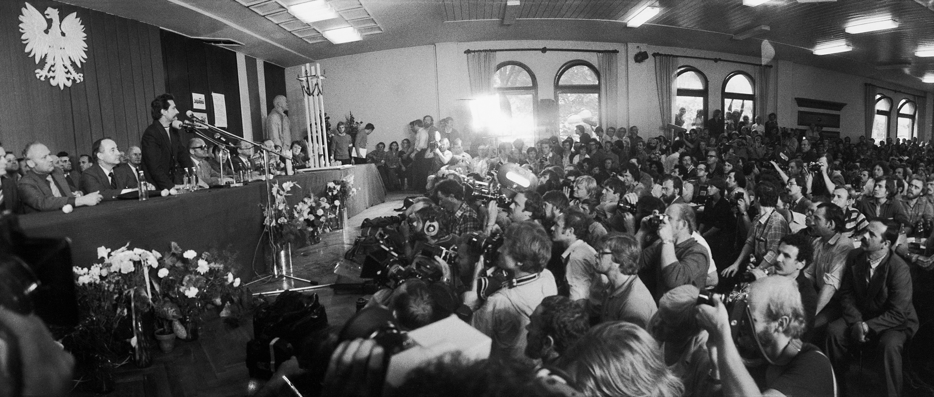 Podpisanie Porozumień Sierpniowych, kończących strajk okupacyjny w Stoczni Gdańskiej w sali BHP, 31 sierpnia 1980 r.