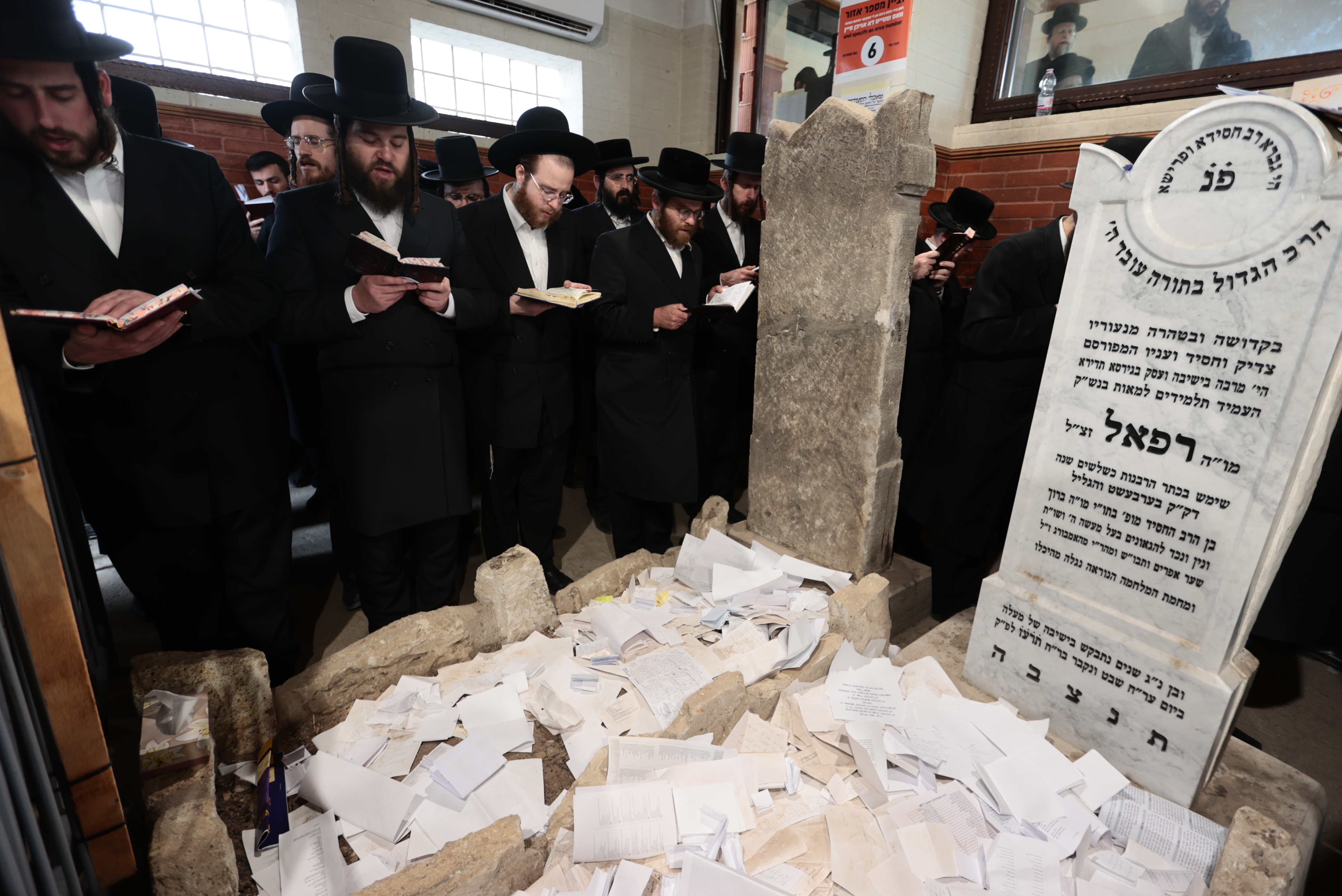 Bankkártya-leolvasóval jönnek a koldusok a csodarabbi borsodi sírjához