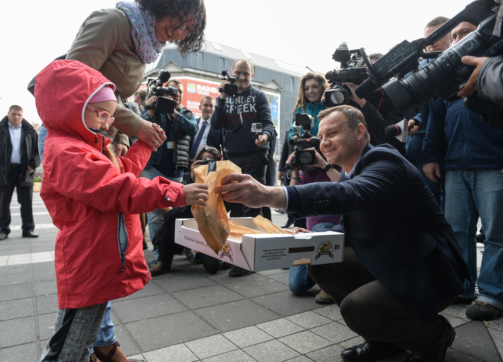 Polityk składał górnikom rozpoczynającym szychtę życzenia. - Szczęść Boże i dobrego dnia. Żeby wszystko się dobrze skończyło, i po pracy można było wrócić do domu - mówił. Kandydat na prezydenta częstował górników bułkami, które kupił wcześniej w piekarni w Nowym Mieście nad Pilicą.