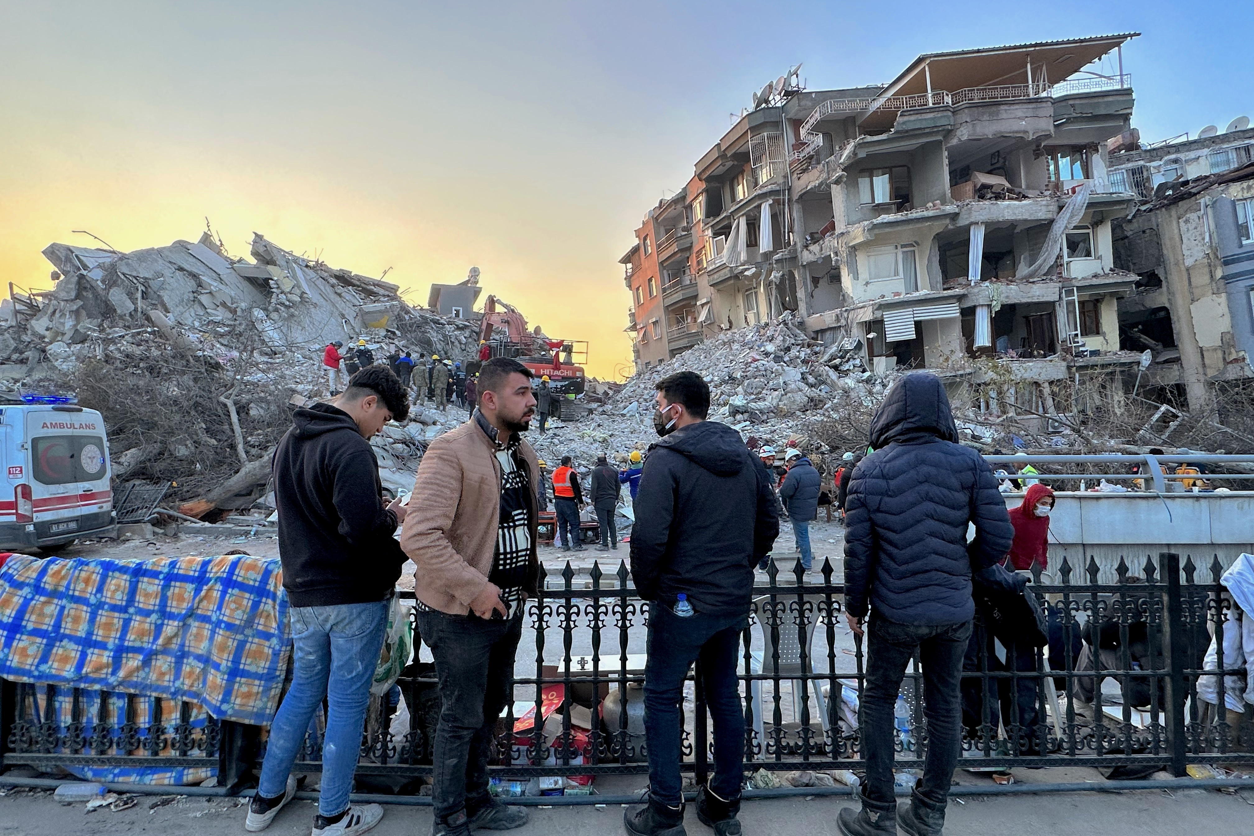 160 órával a földrengés után mentettek meg egy férfit Törökországban - Blikk