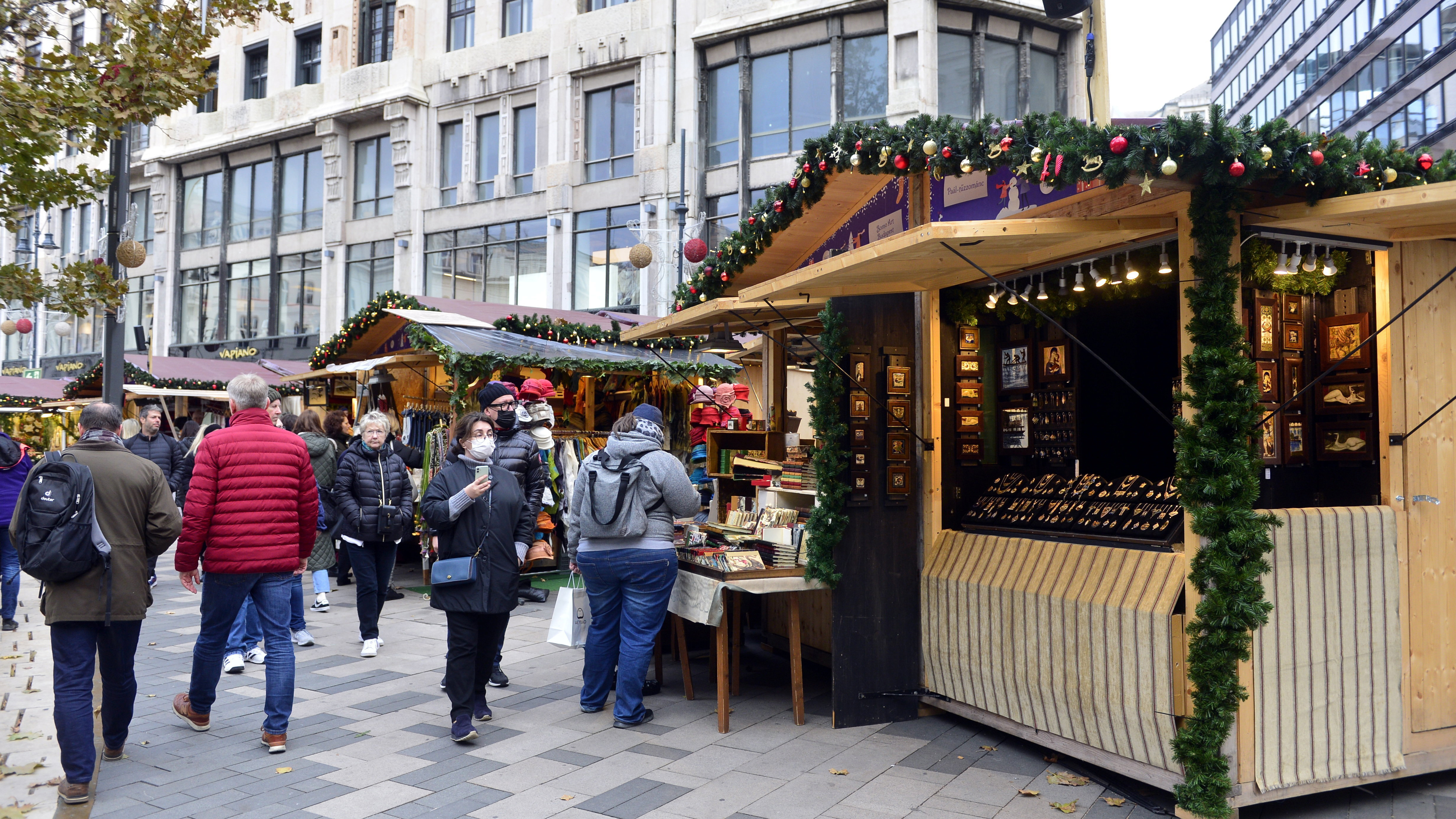 Megnyílt az Adventi és Karácsonyi Vásár a Vörösmarty téren - fotók - Blikk