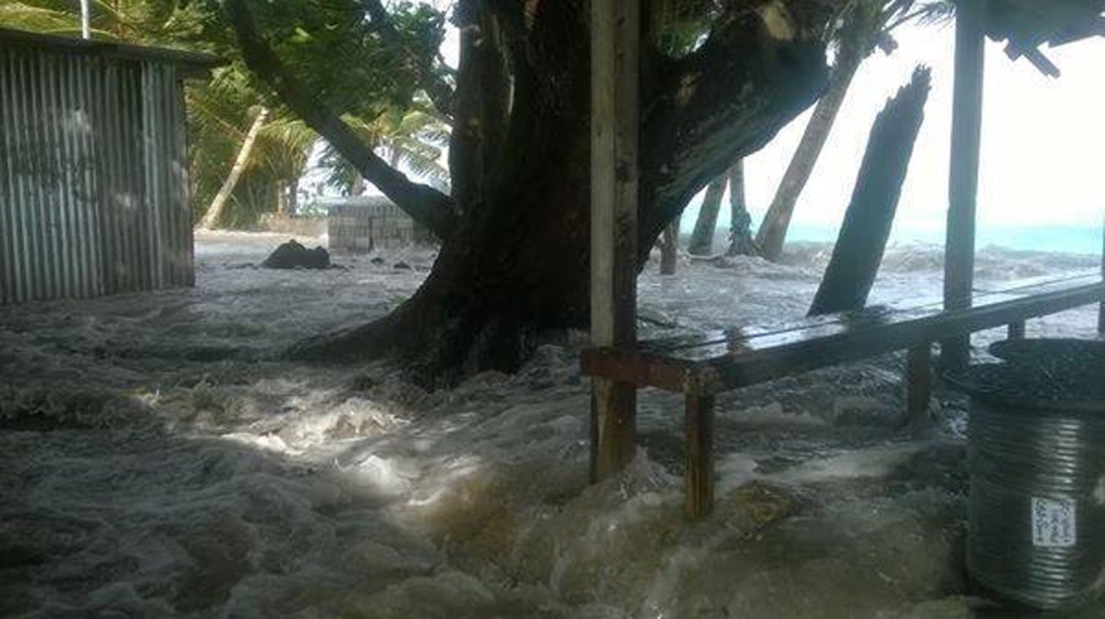 Vanuatu zamieszkuje około 240 tysięcy ludzi. Stolica - Port Vila - liczy około 45 tysięcy mieszkańców.