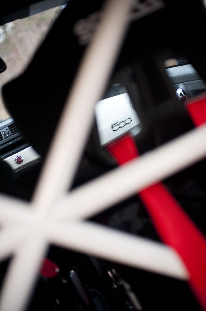 Standardowy Fiat 500 ma z przodu parę wypoczynkowych foteli, jednak próżno ich szukać w tym egzemplarzu