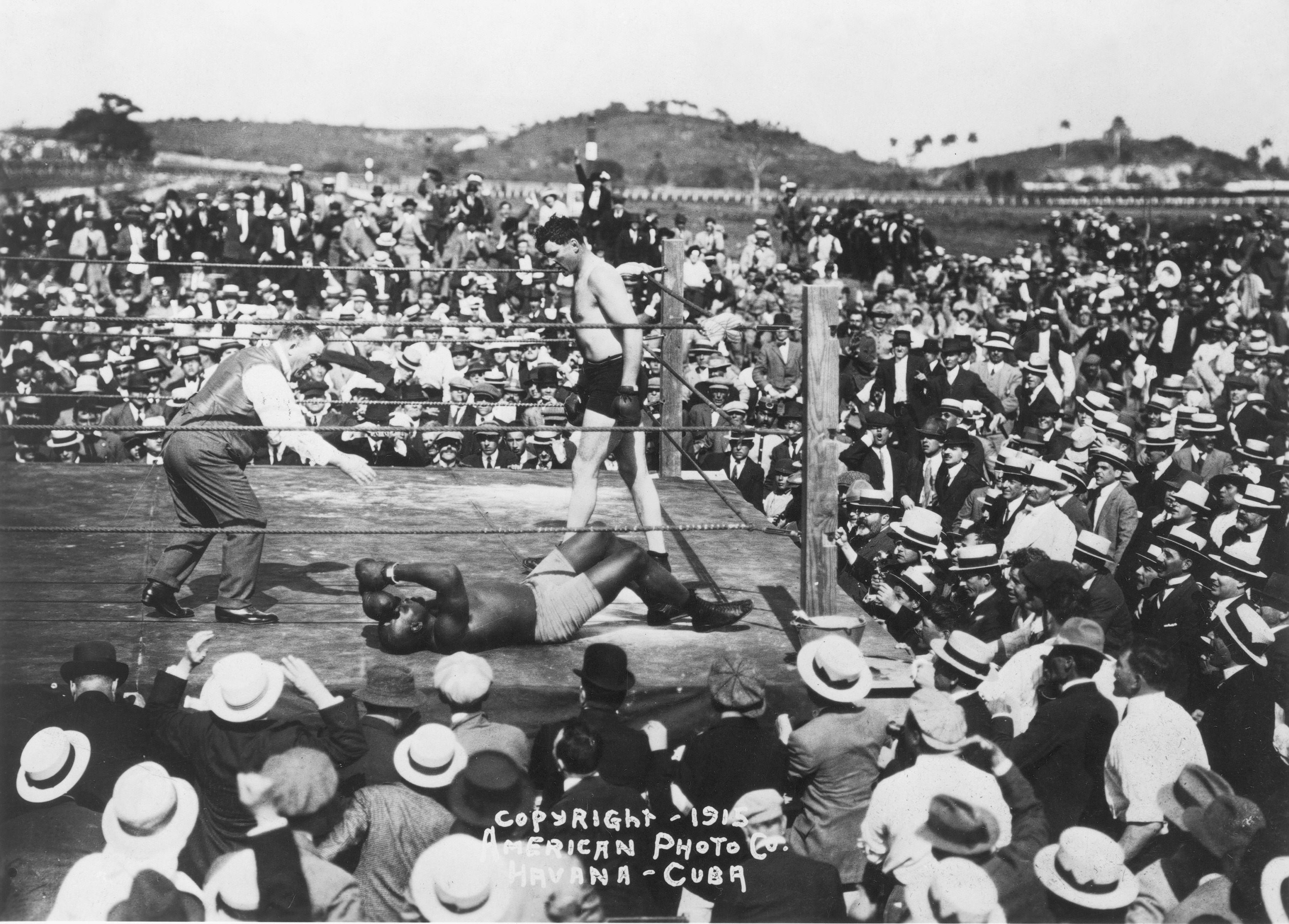 Jess Willard znokautował Johnsona w 26. rundzie ich walki o mistrzostwo wagi ciężkiej w Hawanie, 5 kwietnia 1915 r.