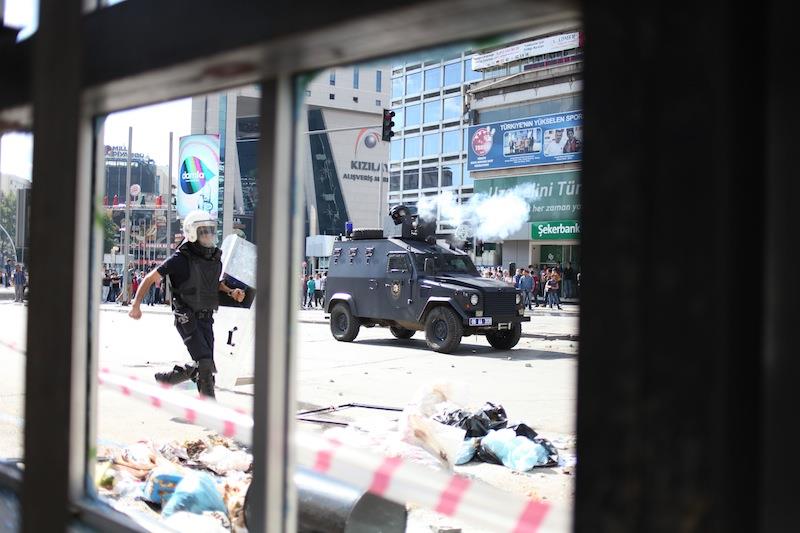 ankara turcja zamieszki widok z okna policja uz˙yła gazy bojowego