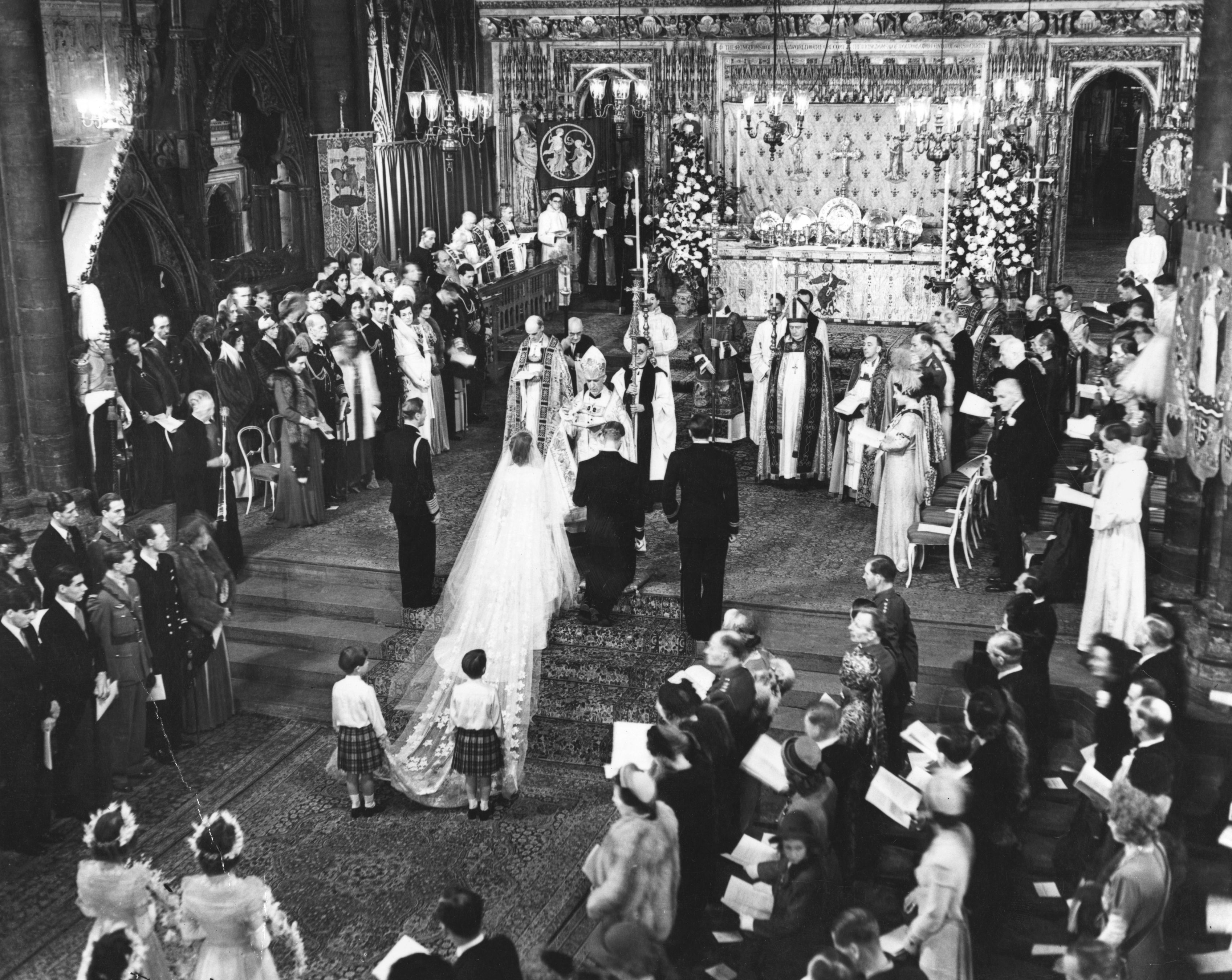 Tízezer gyöngy díszítette II. Erzsébet esküvői ruháját - Blikk