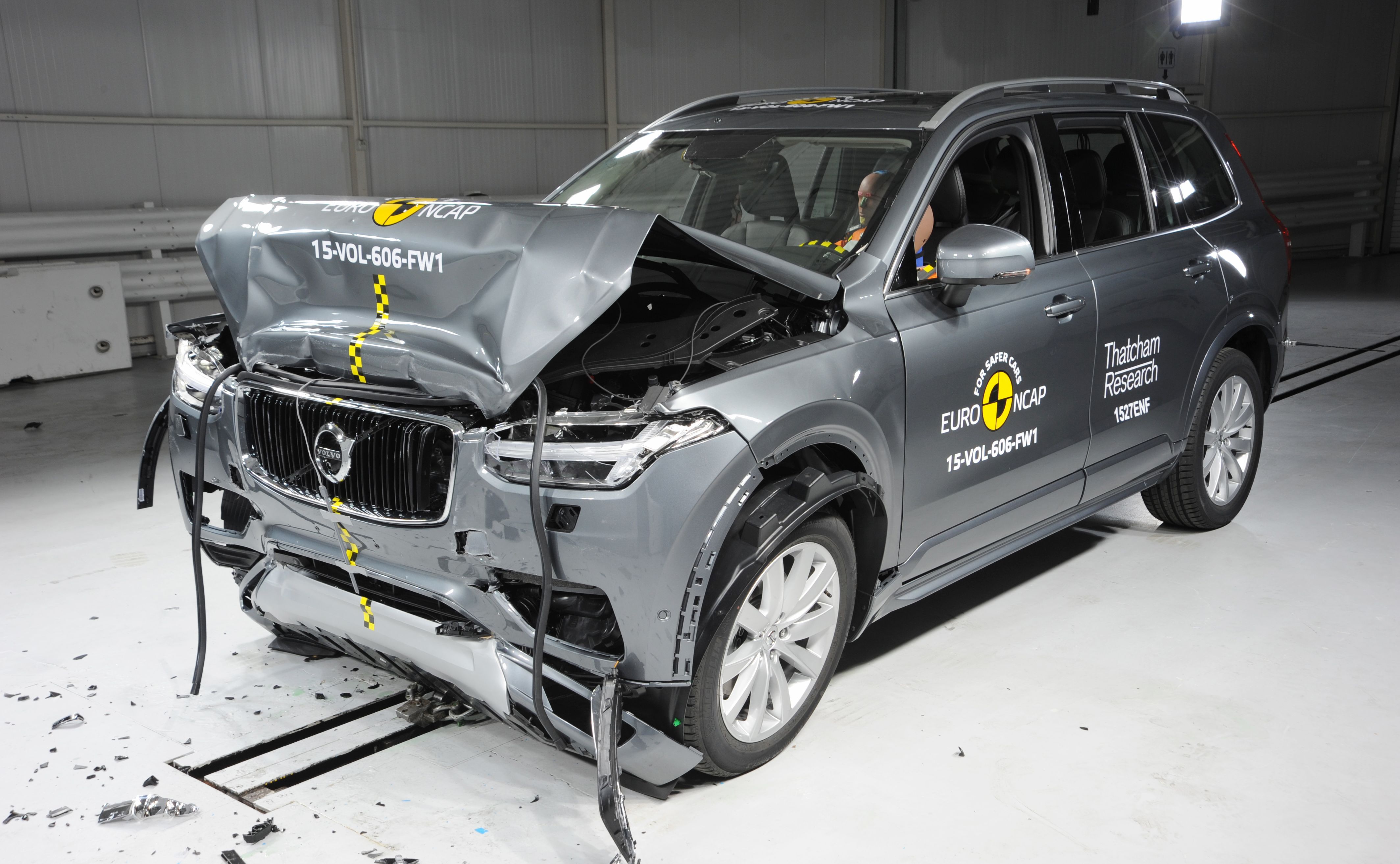 Volvo XC90 otrzymało 100 proc. punktów w kategorii systemów bezpieczeństwa wspomagających kierowcę (Safety Assist) oraz w kategorii samoczynnego hamowania w sytuacjach awaryjnych w mieście i poza nim. W XC90 zastosowano także nowy system zapobiegający potrąceniu pieszych. W opinii inżynierów jest on tak zaawansowany, że obecne procedury testów Euro NCAP nie pozwalają w pełni sprawdzić jego możliwości.