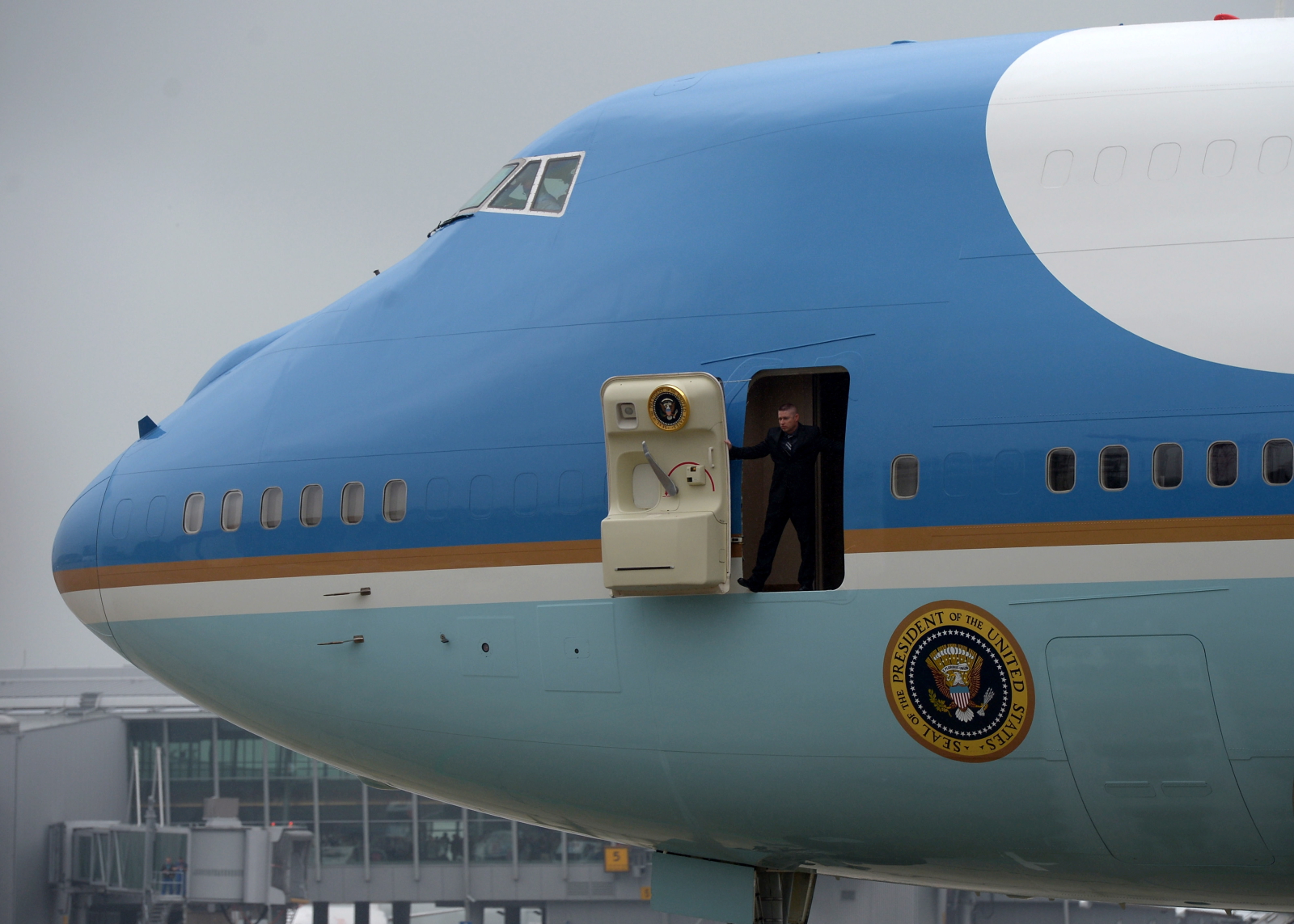 Barack Obama zapewniał o amerykańskim zaangażowaniu w polskie bezpieczeństwo i zapowiada konkretne decyzje kwestii zaangażowania NATO w naszym regionie. Prezydent USA tuż po wylądowaniu podkreślał wagę Polski jako jednego z największych sojuszników jego kraju na świecie. Barack Obama zaznaczył, że USA mają zamiar dotrzymać swoich zobowiązań, czego dowodem jest obecność amerykańskich lotników w Polsce. Dodał, że obecność NATO w Europie Środkowej będzie większa, a dodatkowe kroki w tej kwestii - w związku z sytuacją na Ukrainie - zostaną ogłoszone przez niego już niedługo.