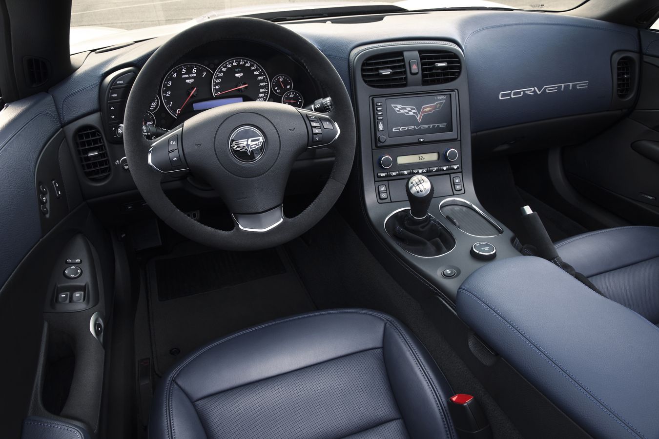 Podobnie jak wersja Z06, model 427 Convertible jest oferowany wyłącznie z sześciobiegową manualną skrzynią biegów