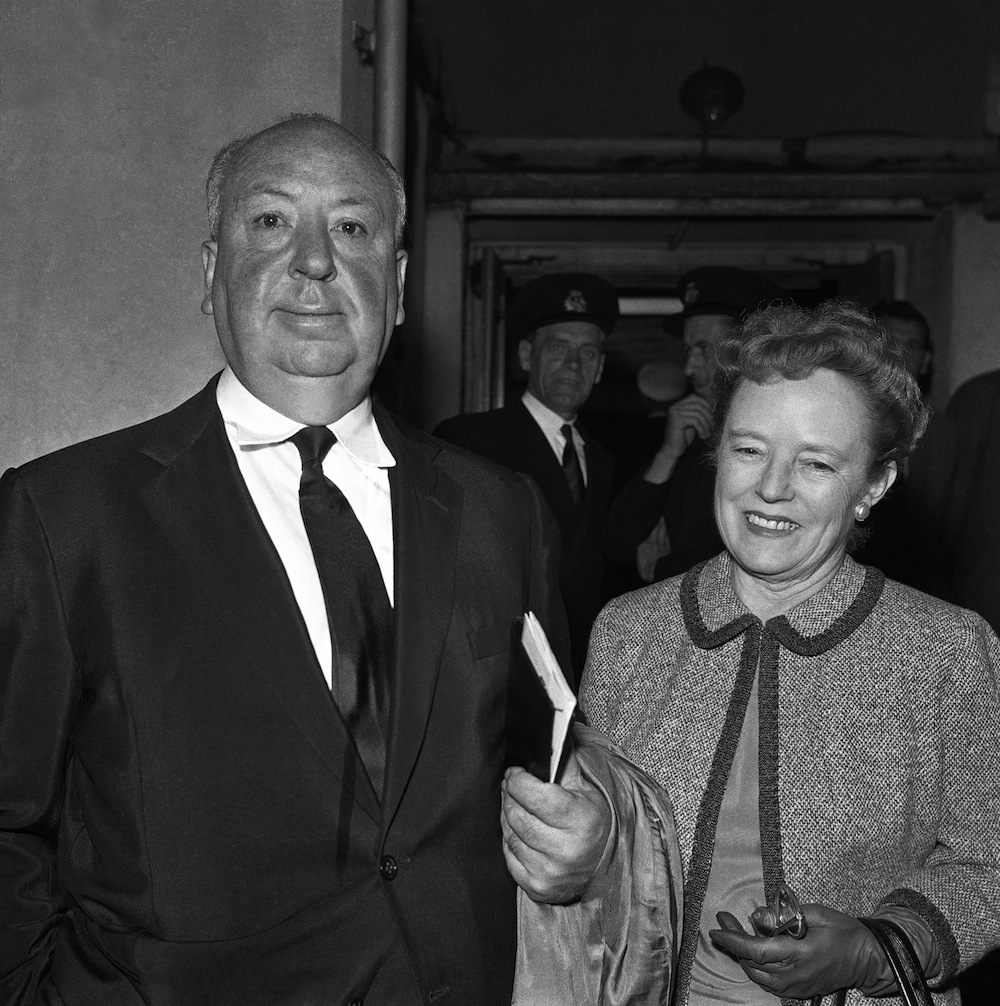 Co się zaś tyczy samego Alfreda Hitchcocka – Rebello definiuje go niemal wyłącznie poprzez pryzmat pracy twórczej, co daje obraz wyjątkowy, pozbawiony tabloidowego zapaszku, choć może chwilami aż nazbyt czołobitny. Jednak fachowa i obiektywna relacja Stephena Rebello sprawia, że można autorowi jego bezwarunkową miłość do reżysera wybaczyć