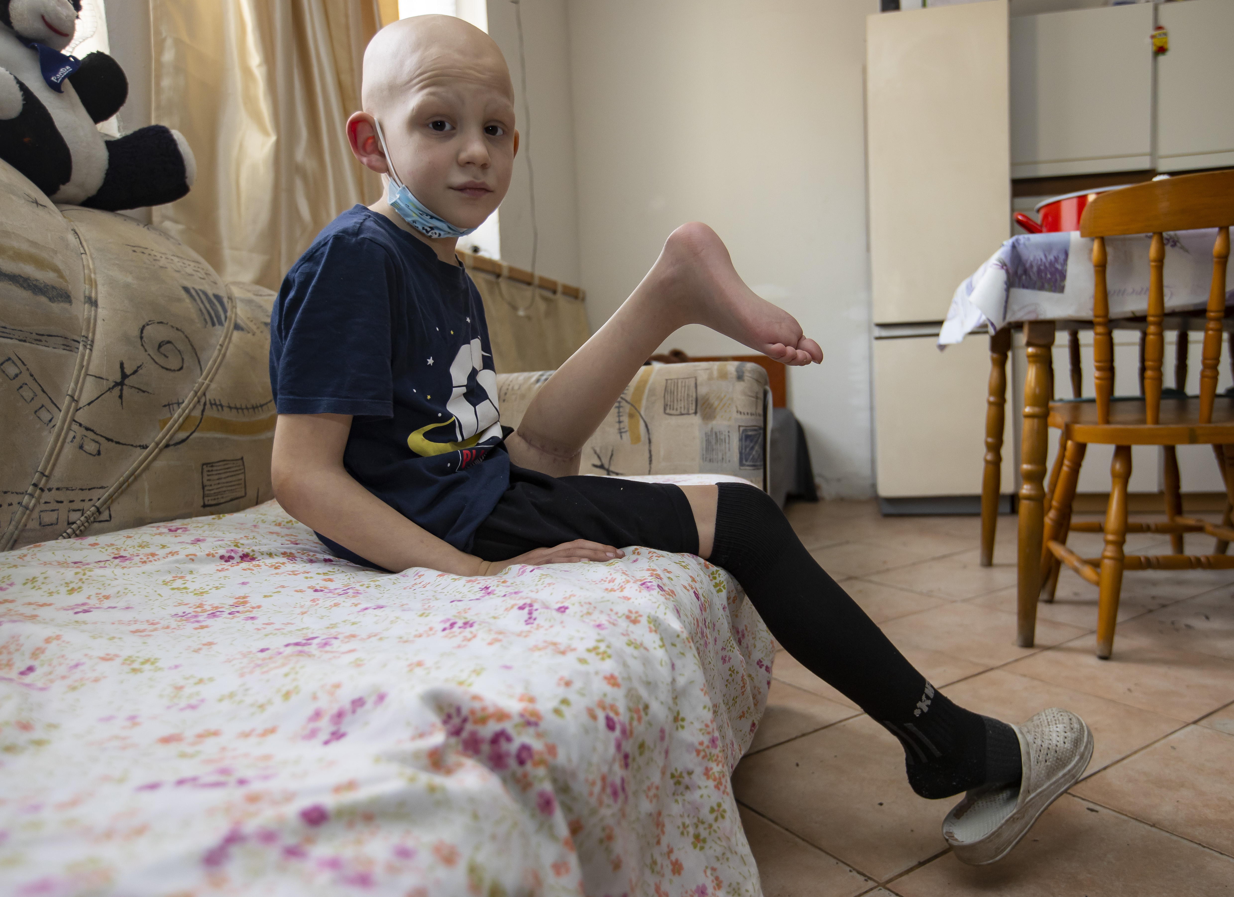Fordítva varrták vissza a 8 éves Gergő lábát - Blikk