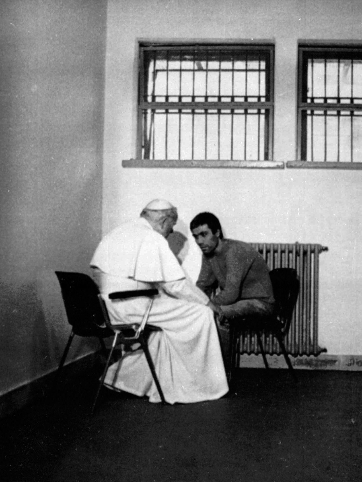 Pod koniec grudnia 1983 roku papież spotkał się z Ali Agcą i wybaczył mu. W 1987 roku spotkał się na prywatnej audiencji z matką Agcy. W 1999 roku Jan Paweł II wystąpił o ułaskawienie Turka, a rok później włoski prezydent skorzystał z prawa łaski w stosunku do Alego Agcy...