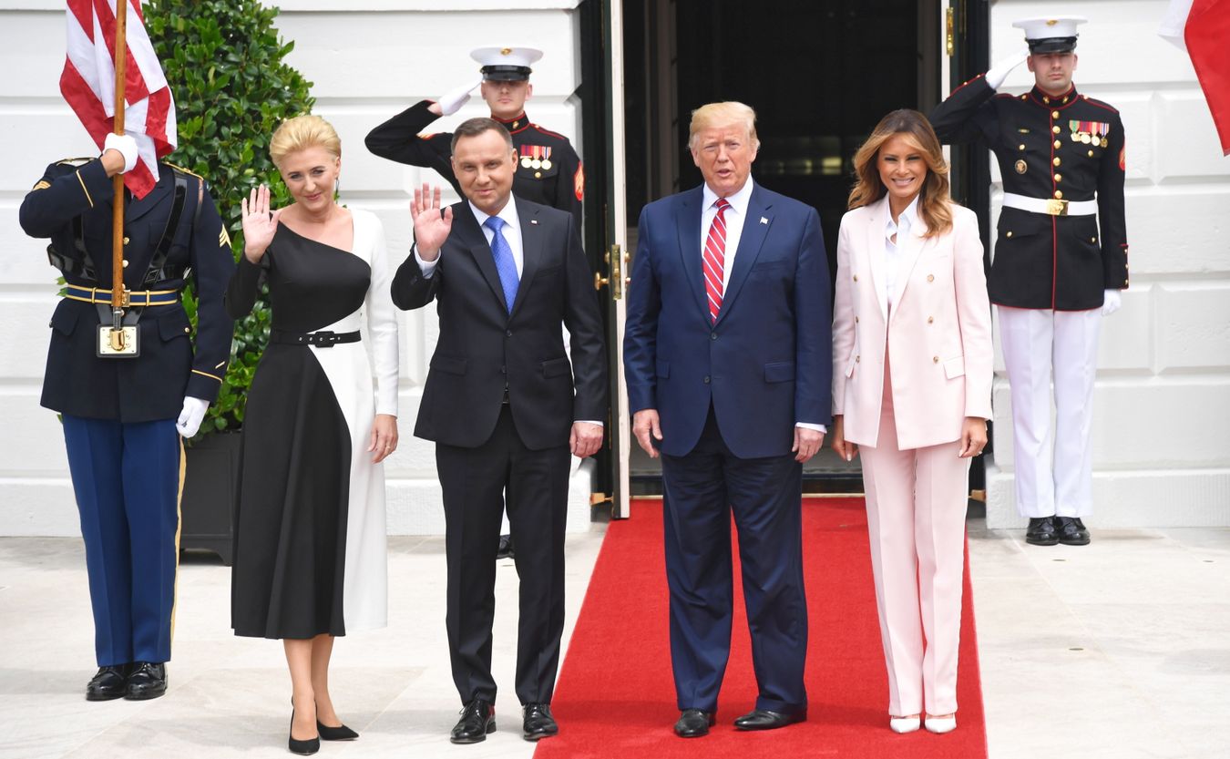 Prezydent Duda powiedział w Waszyngtonie polskim dziennikarzom, że porozumienie, które zostanie podpisane w środę z USA, otworzy nowy rozdział w naszej współpracy militarnej, ale także na innych polach. Jak zaznaczył w środę zostanie podpisanych kilka porozumień.- Stany Zjednoczone stanowią ten najważniejszy element architektury bezpieczeństwa na świecie, jeśli chodzi o bezpieczeństwo militarne. I dzisiaj są obecni żołnierze Stanów Zjednoczonych w Polsce, czego przecież kilka lat temu jeszcze nie było, o czym kiedyś marzył pan prezydent Lech Kaczyński - wielokrotnie mi o tym mówił - jest dziś faktem - mówił Andrzej Duda przed spotkaniem z prezydentem USA.