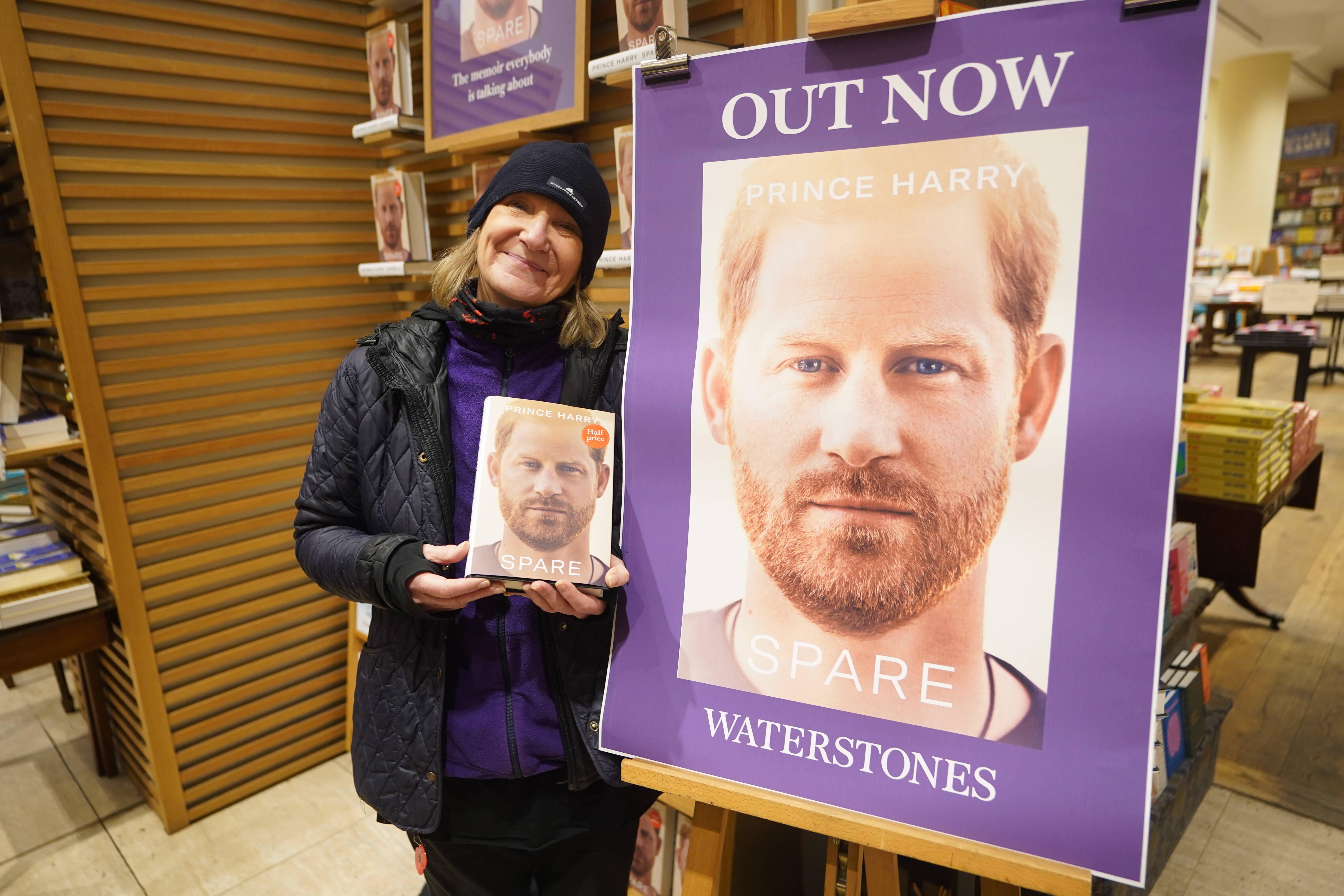 Księgarnia Waterstones. Londyńczycy kupują biografię księcia Harry'ego