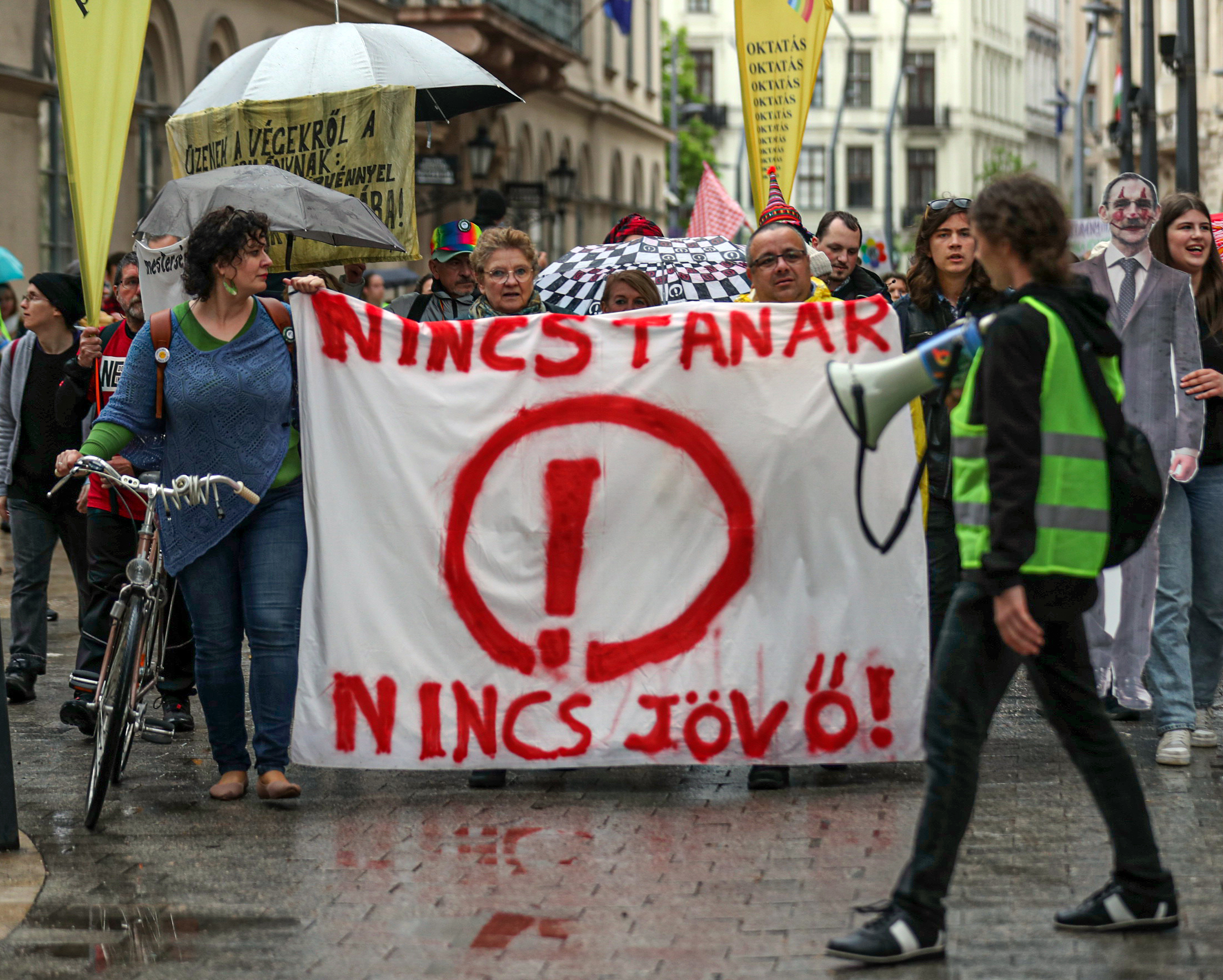 „Készen kell állunk minden áldott nap!” – Hat napig tüntetnek a Kossuth téren a státusztörvény ellen