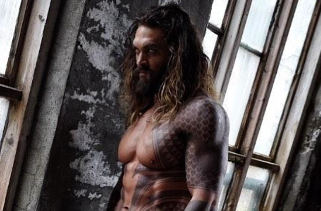 Félmeztelenül, a hóviharban ünnepelte születésnapját a 44 esztendős Jason Momoa: itt a videó