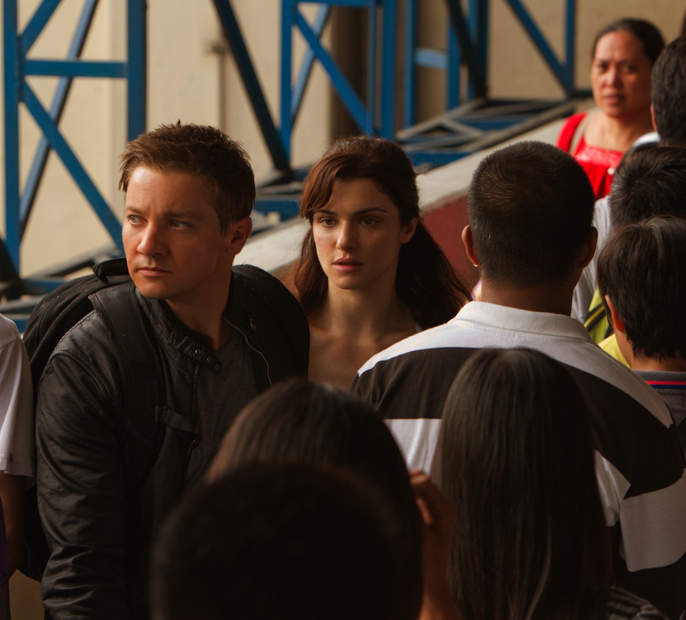 Jeremy Renner i Rachel Weisz w filmie