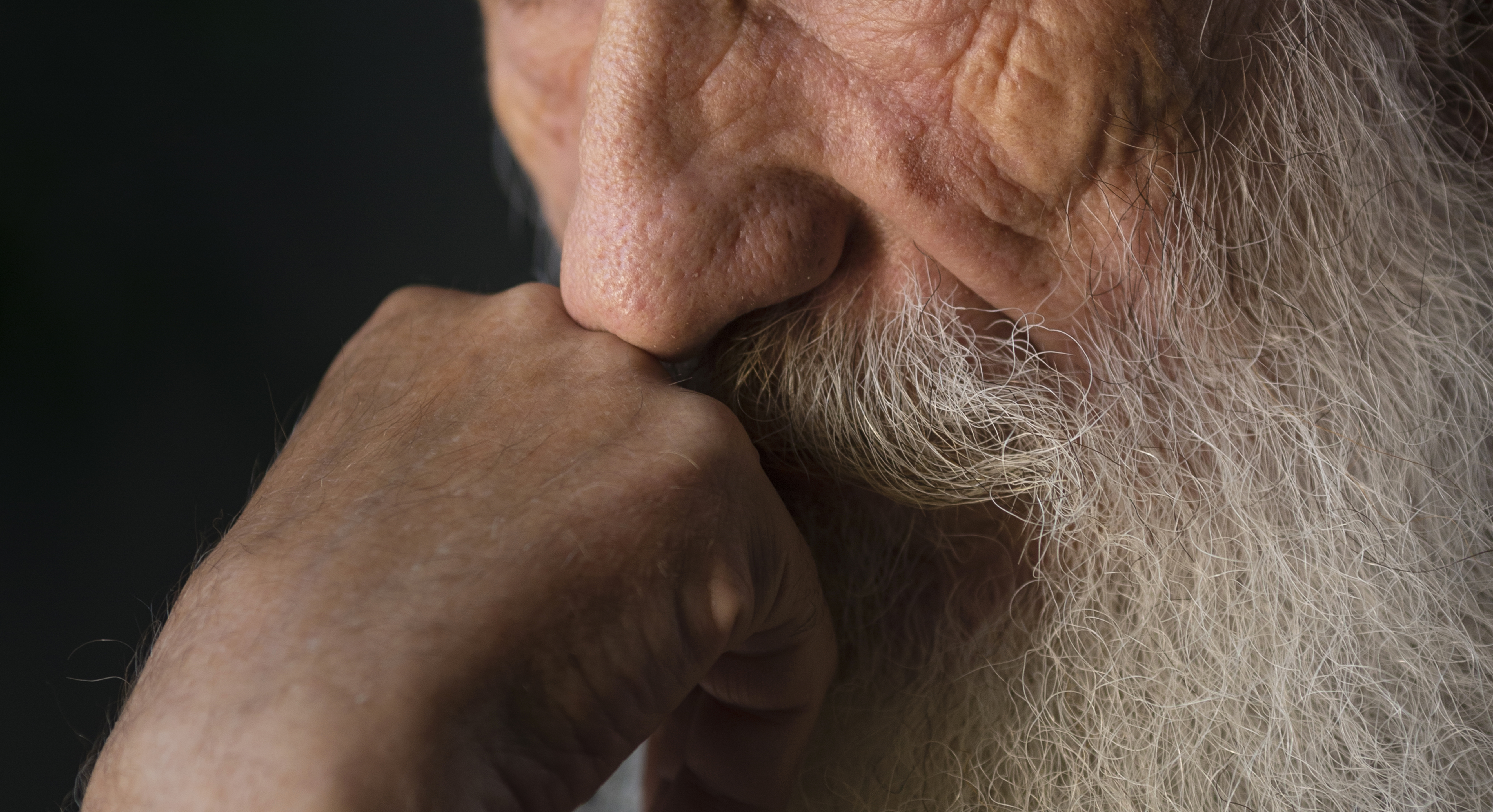 A 71 éves szűz bácsi annyira retteg a nőktől, hogy évtizedek óta elbarikádozva éli az életét