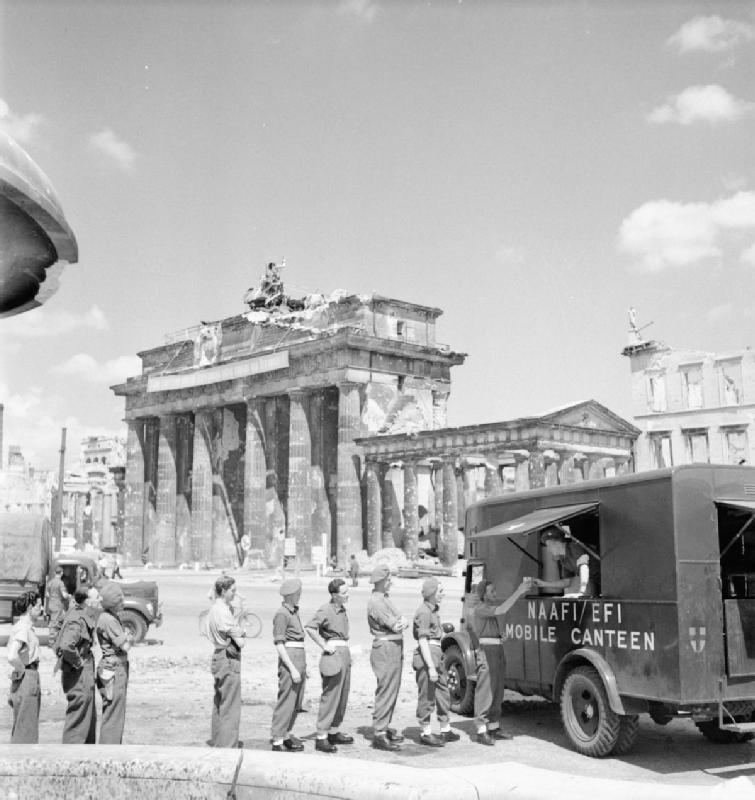 Berlin 1945 Brytyjczycy pod bramą brandenburską