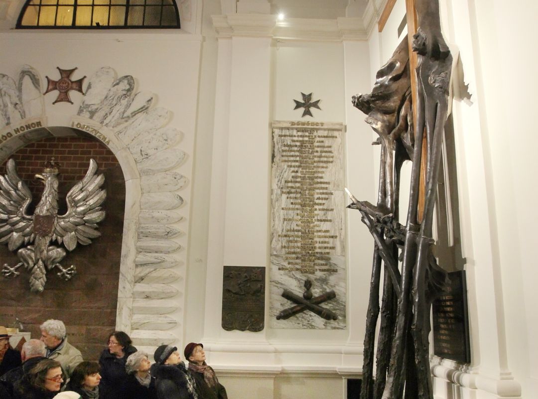 W podstawie pomnika umieszczono dwie tablice, po