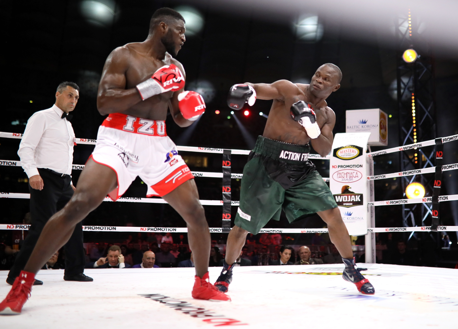 Z kolei urodzony w Szczecinie Ugonoh (18-1) wygrał z Kameruńczykiem Fredem Kassim (18-8-1). Jego przeciwnik po zaledwie dwóch rundach zrezygnował z potyczki, tłumacząc się kłopotami zdrowotnymi.