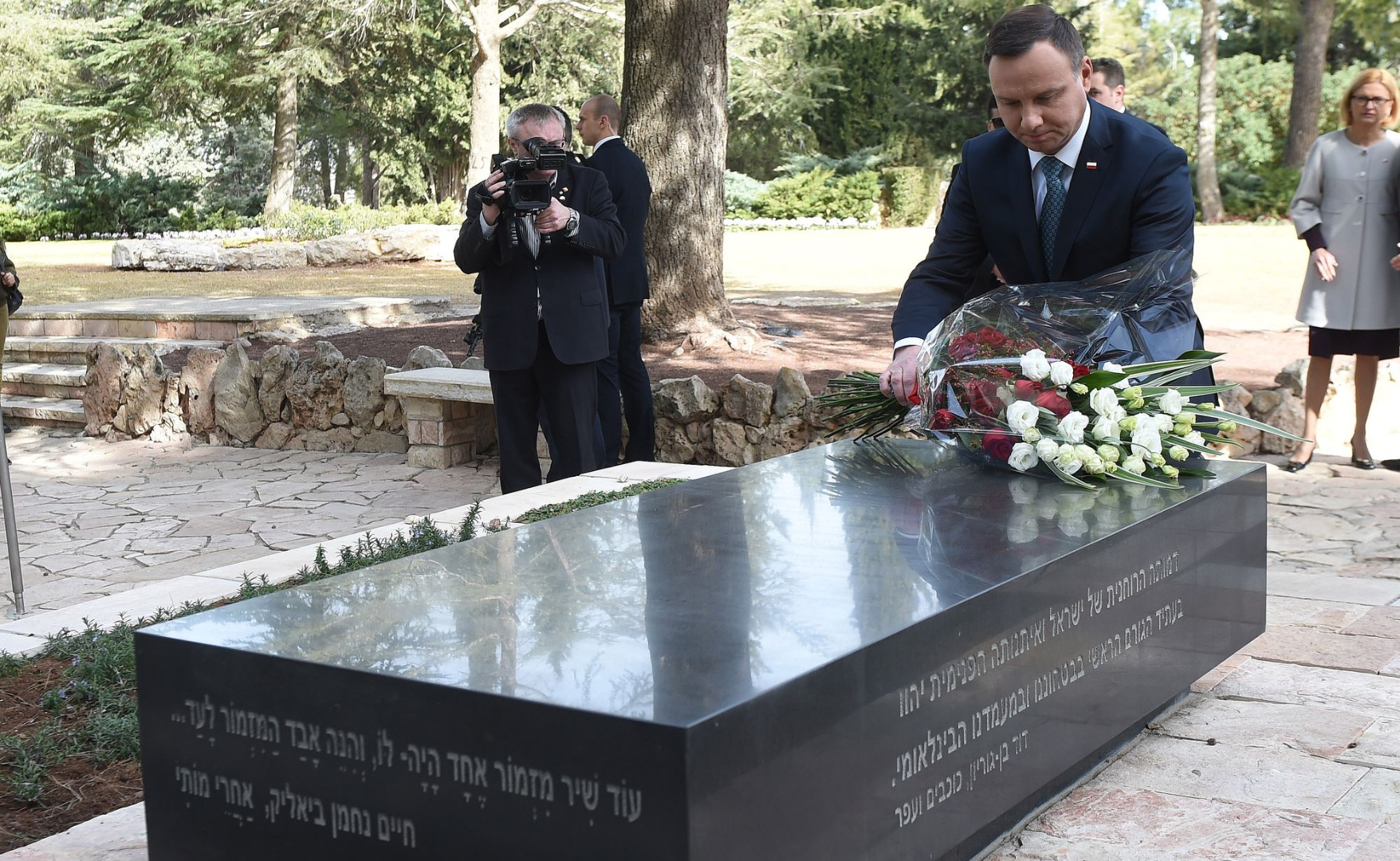 Andrzej Duda składa kwiaty na grobie Szymona Peresa