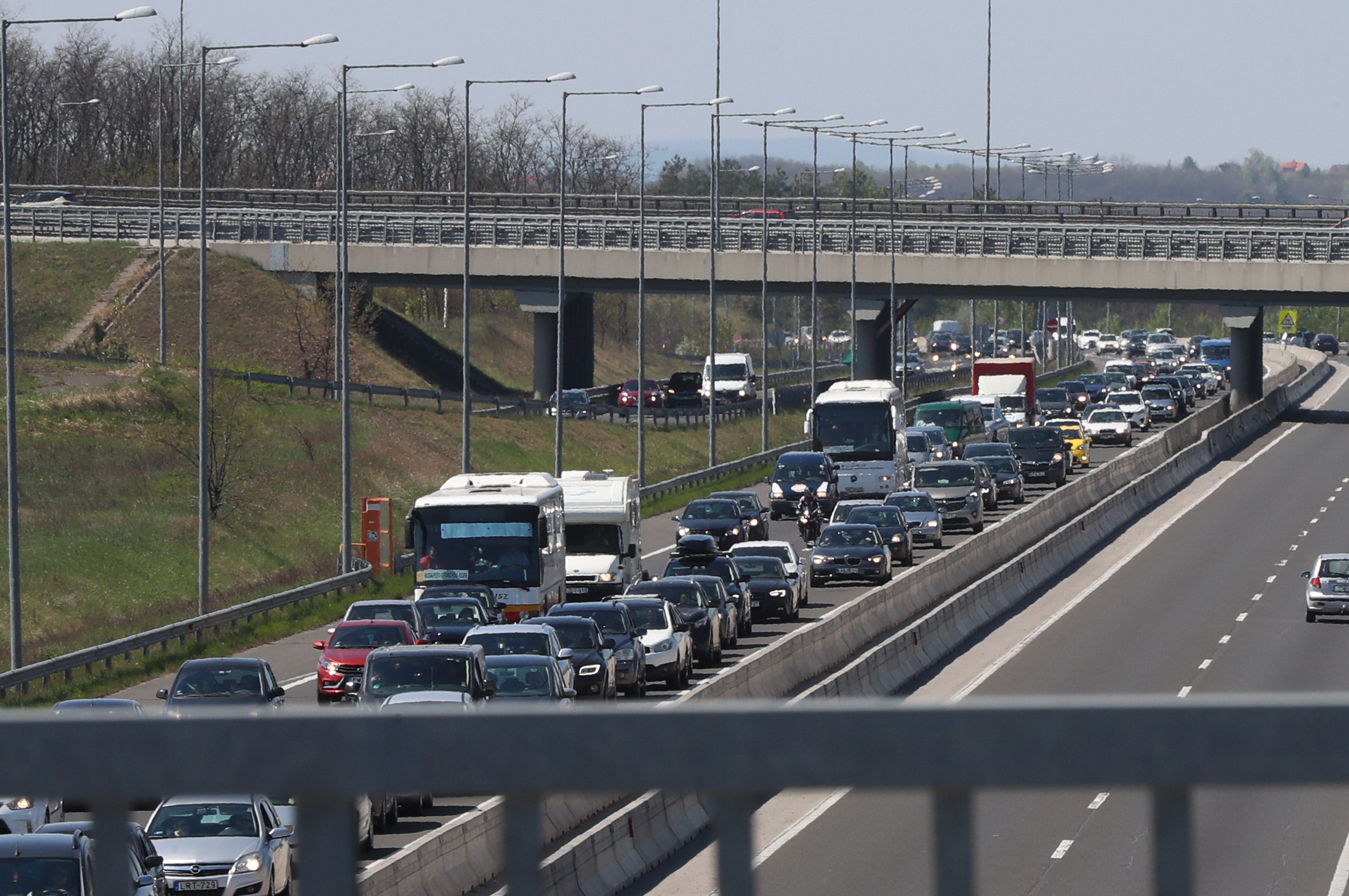 Hármas karambol az M1-esen: mentőhelikopter is érkezett a helyszínre, nagy a torlódás