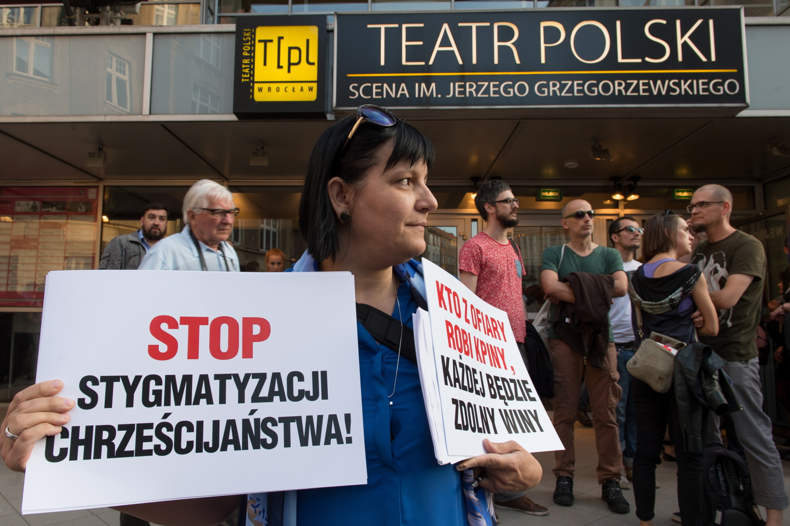 Wrocław. Pod gmachem teatru dominikanie zorganizowali modlitwę w której uczestniczyło kilkadziesiąt osób, podczas projekcji zapisu wideo spektaklu