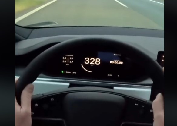 Normális? 300 felett hajtott Teslájával egy magyar autós influenszer az autópályán: itt a videó