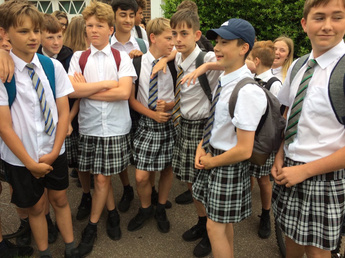 Szoknyában lázadtak a hőség és az iskola ellen a brit gimnazista fiúk -  Blikk
