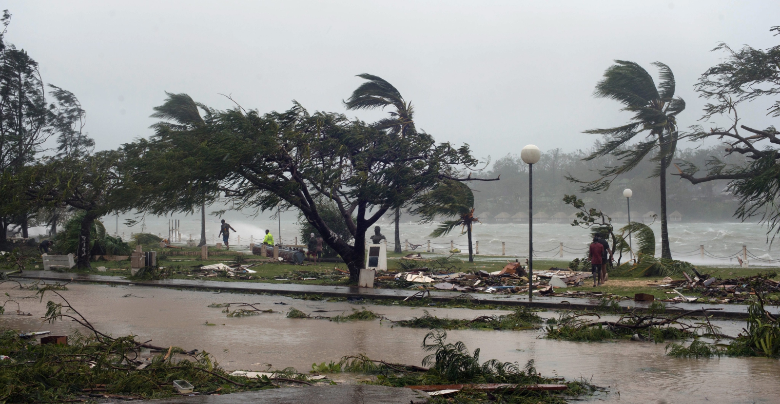 Na Vanuatu brakuje prądu, nie działają linie telefoniczne, zamknięto miejscowe lotnisko. Na zdjęciach wykonanych po przejściu cyklonu widać połamane drzewa, zerwane dachy i linie energetyczne i powalone znaki drogowe.