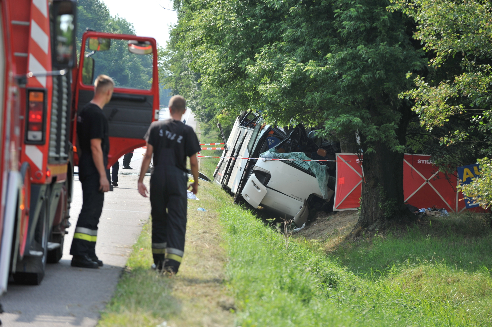 Ukraiński autobus jechał w kierunku Warszawy. Jak na razie nie wiadomo co spowodowało, że autobus zjechał ze swojego pasu.