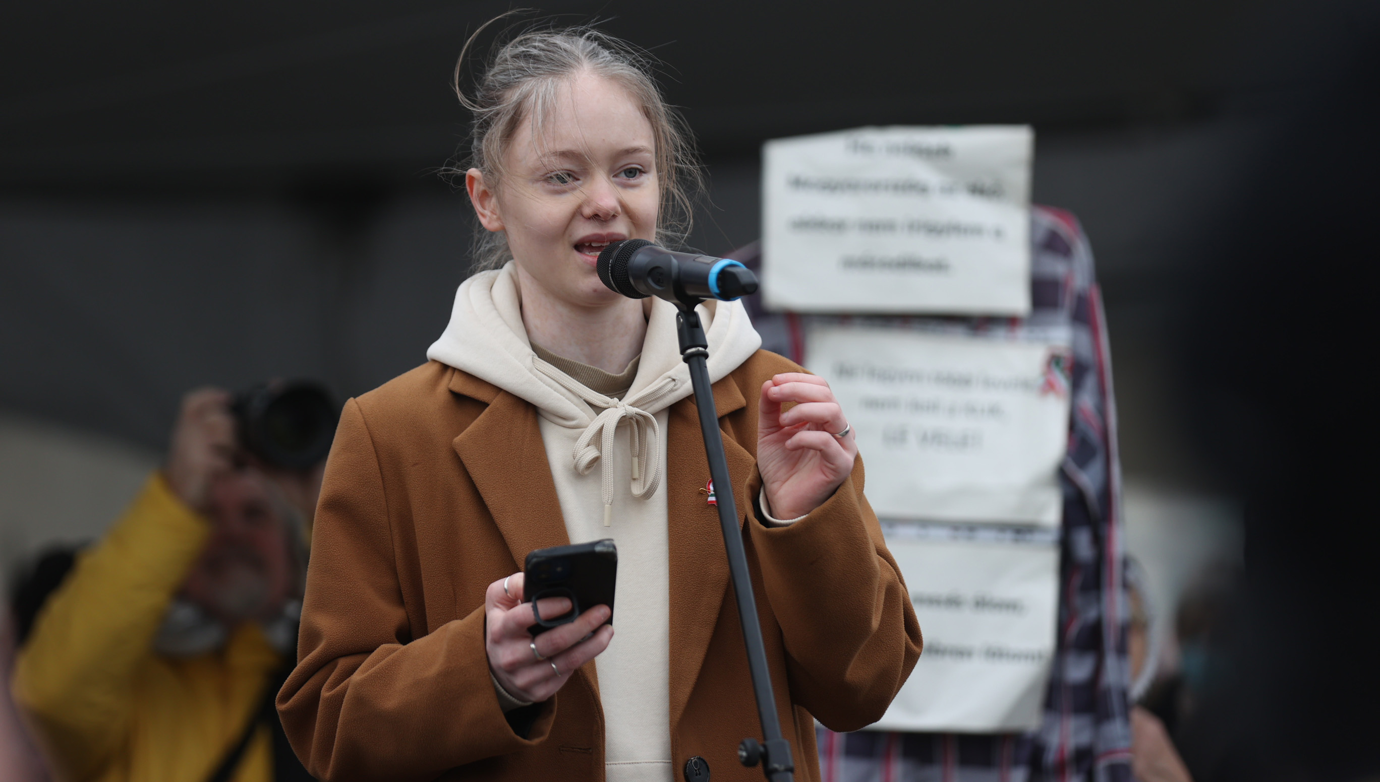 48 méter hosszú magyar zászlóval a kezükben haladnak végig a tüntetők az Andrássy úton – Pankotai Lili is a felszólalók között – Képgaléria
