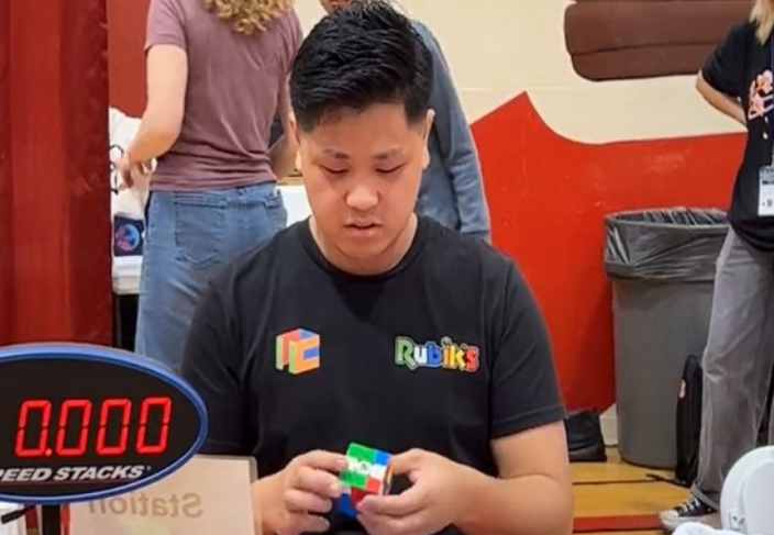 Hihetetlen új világrekord született a Rubik-kocka kirakásban - Blikk