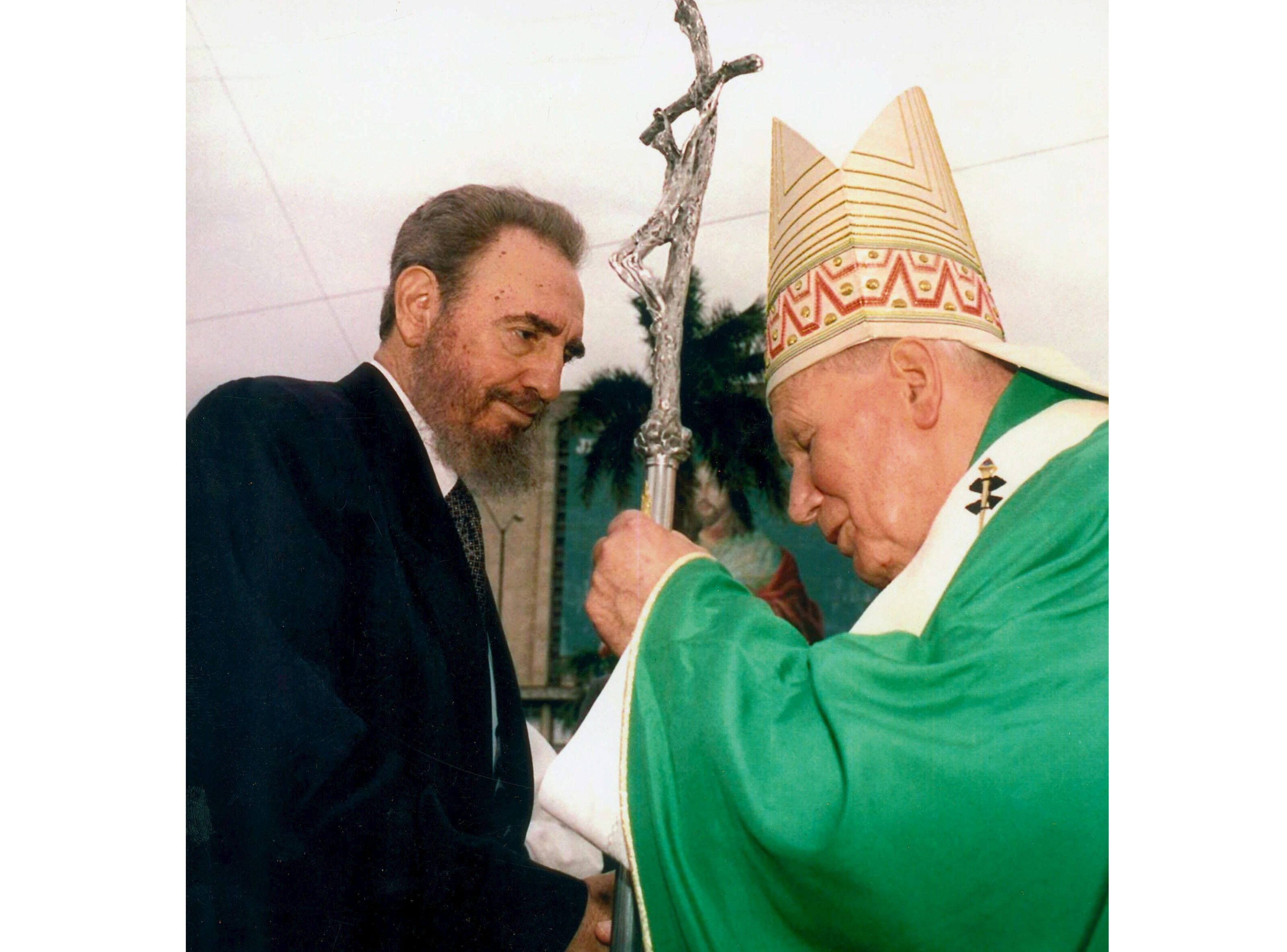 25 stycznia 1998: Jan Paweł II wita się z Fidelem Castro podczas mszy celebrowanej w Hawanie