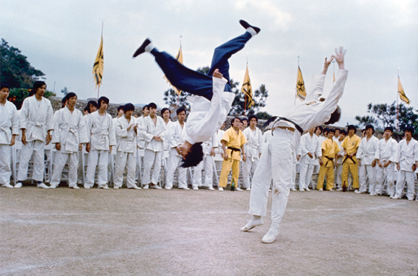 Na ekranie oglądamy przygotowany przez Bruce'a Lee choreograficzny fajerwerk łączący wschodnie sztuki walk: od karate przez judo, kung-fu, taekwondo po tai chi chuan czy hapkido. Prawdziwy karate balet