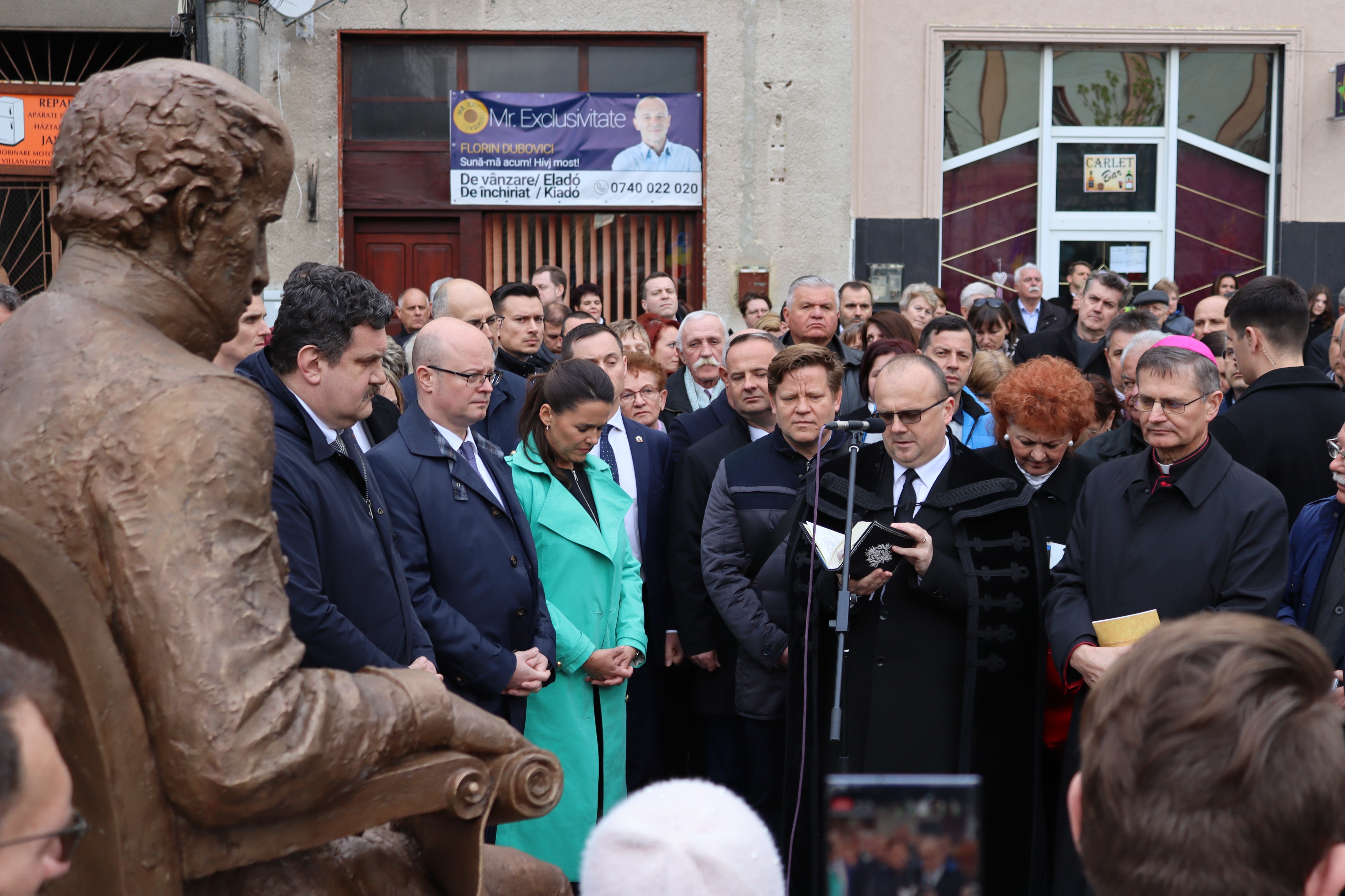 Botrányba fulladt Novák Katalin szoboravatása: megbírságolták a nagykárolyi polgármesteri hivatalt!