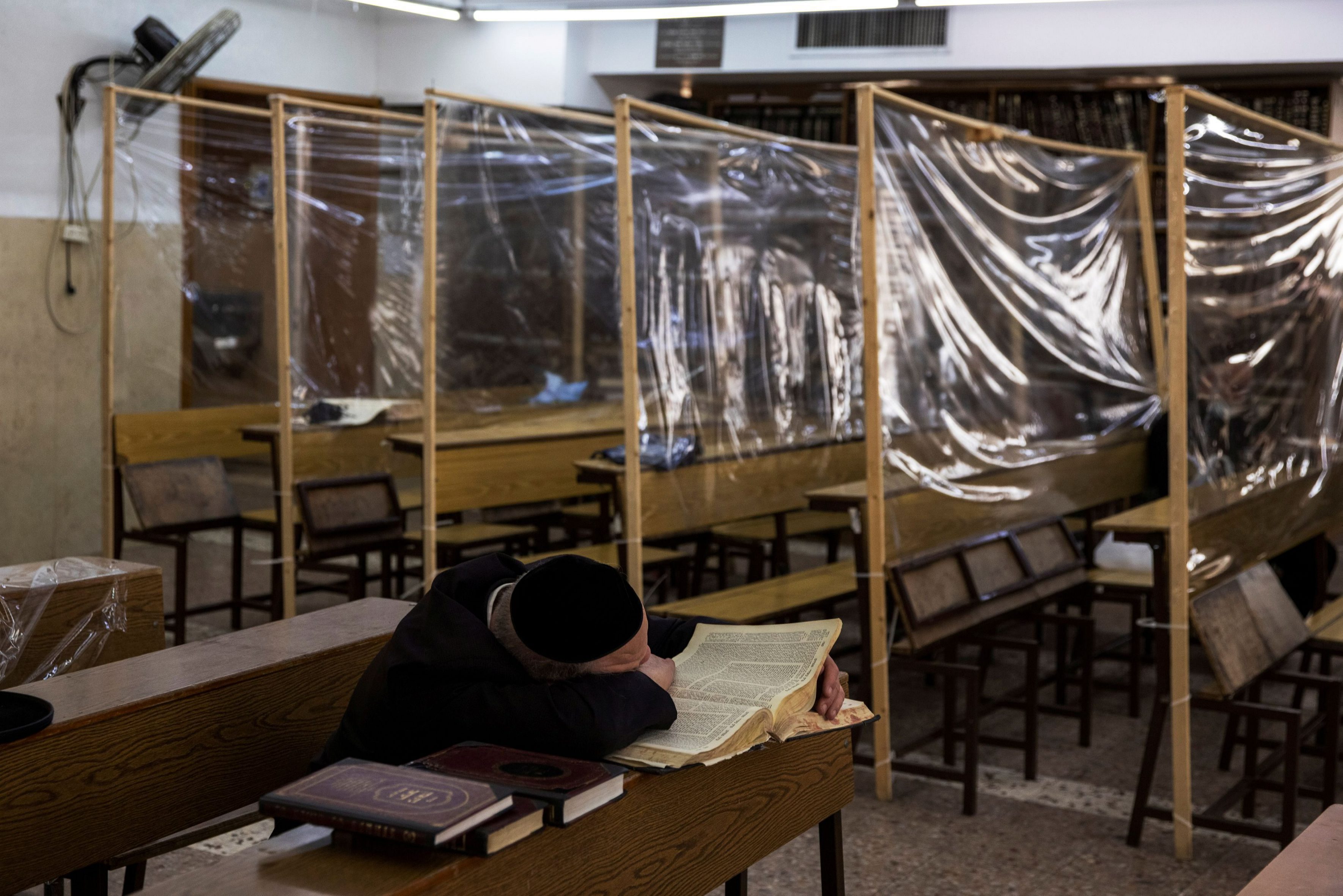 Studia w jesziwie, wyposażonej w przegrody chroniące przed rozprzestrzenianiem się koronawirusa, Jerozolima, 2 marca 2021 r.