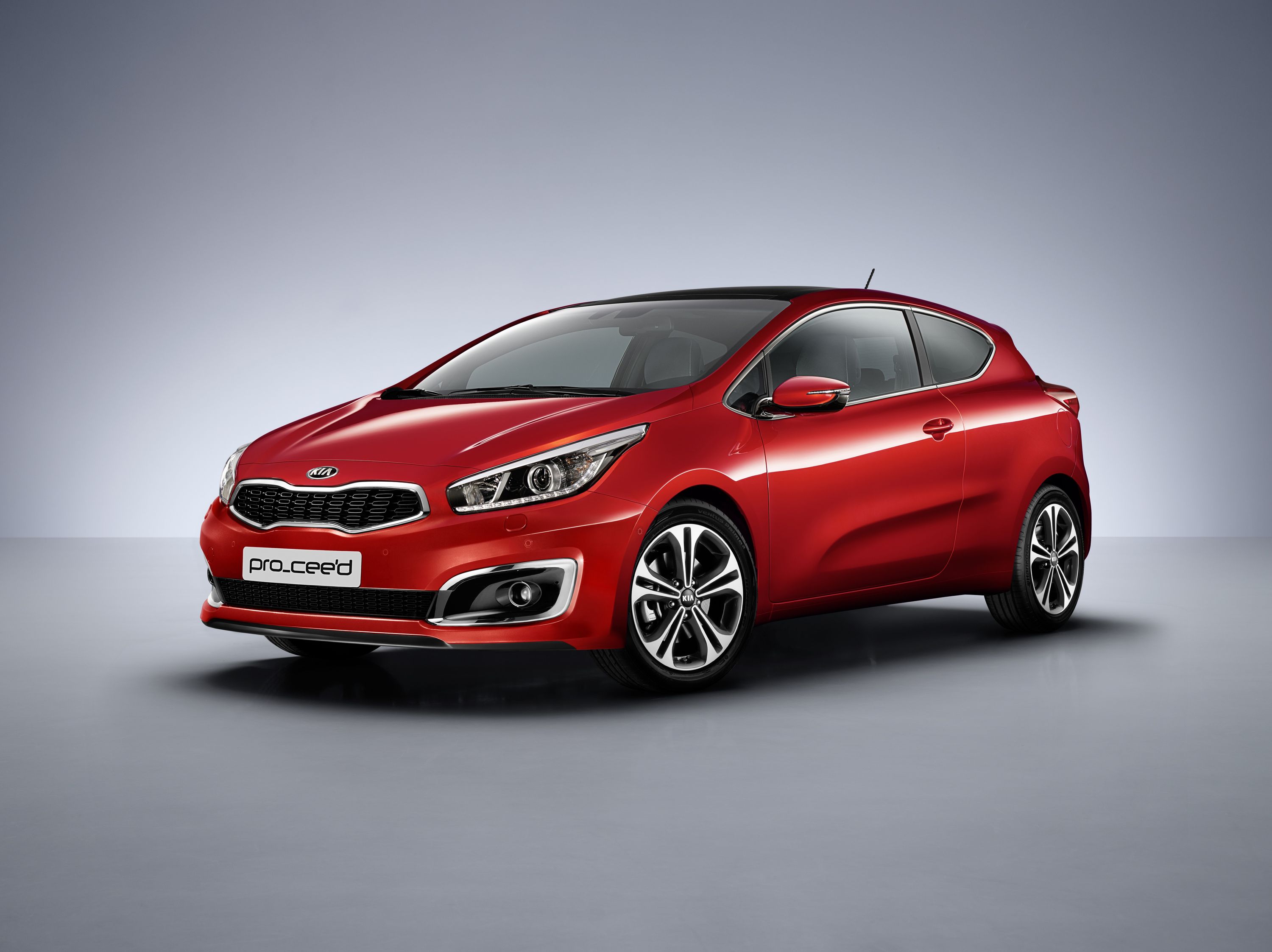 Kia cee'd w nowej odsłonie to zmieniony wygląd przedniej części auta: mocniej zarysowany i szerszy zderzak z chromowanymi obwódkami wokół lamp przeciwmgielnych oraz nowy wzór maskownicy grilla. Samochód wydaje się być bardziej smukły...