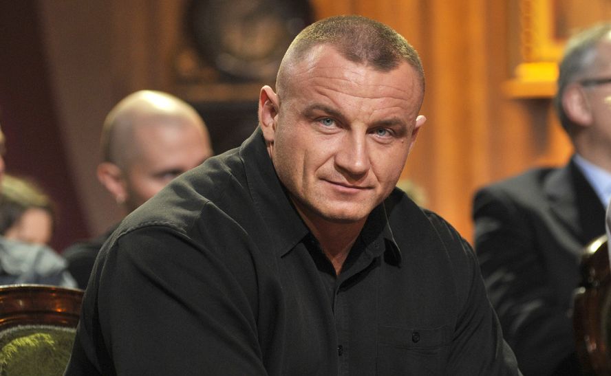 Z kijem na imigrantów Sportowiec, który prowadzi także firmę transportową, w ostrych słowach opisywał to, co działo się na francusko-brytyjskim przejściu granicznym w Calais. Używał przy tym takich określeń, jak