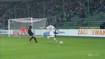 Legia - Cracovia (0:0): Sadiku próbował zaskoczyć Sandomierskiego z ostrego kąta. Mocno, ale niecelnie