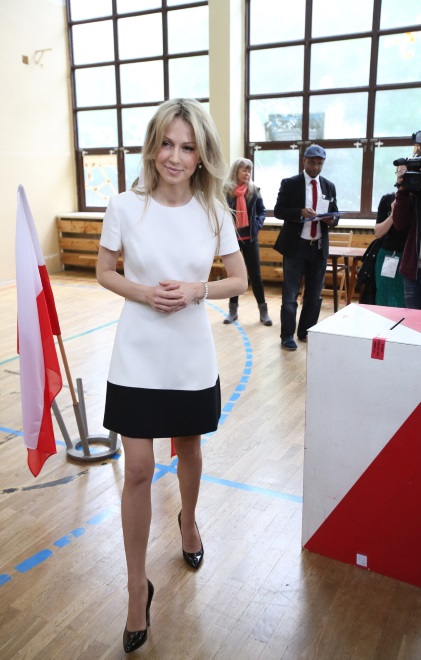 Jedyna kobieta ubiegająca się o fotel prezydenta przy urnie wyglądała bardzo kobieco i klasycznie. Tym razem nie zaszalała z długością, ani krojem sukienki.