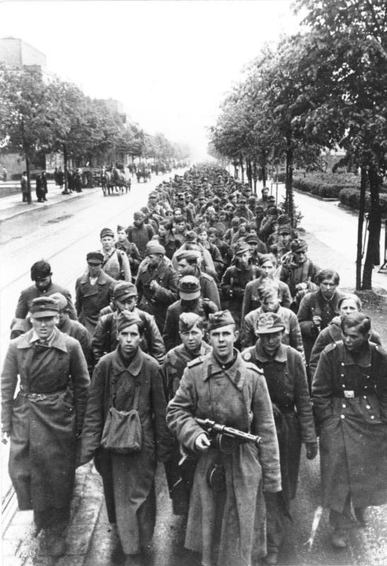 Berlin 1945 Niemcy idą do niewoli 9