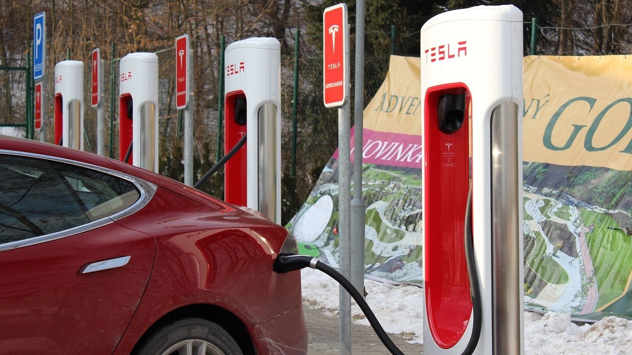Shell chce mať na svojich čerpacích staniciach nabíjačky pre elektromobily