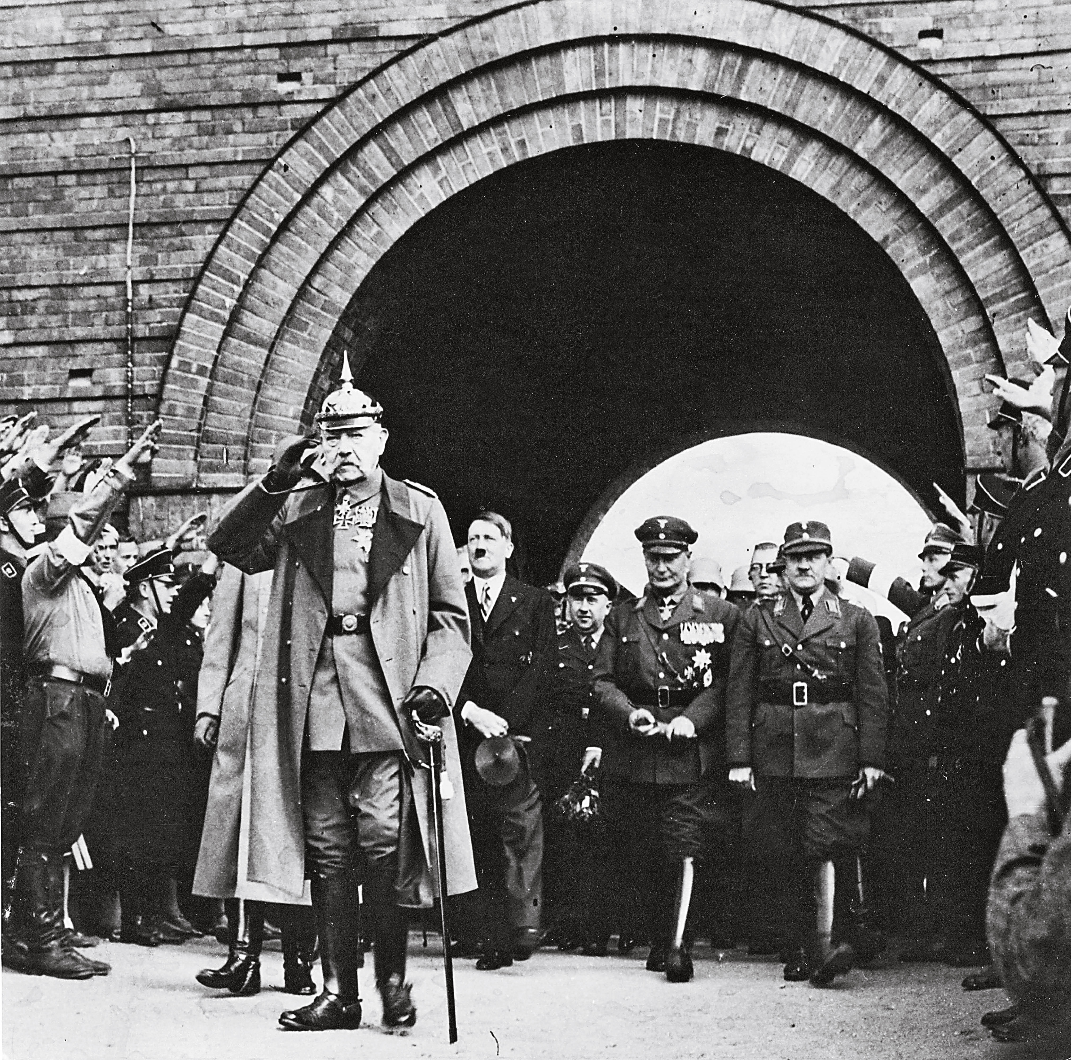 Obchody bitwy pod Tannenbergiem. Na pierwszym planie prezydent Paul von Hindenburg, za nim Adolf Hitler, 1933 r.